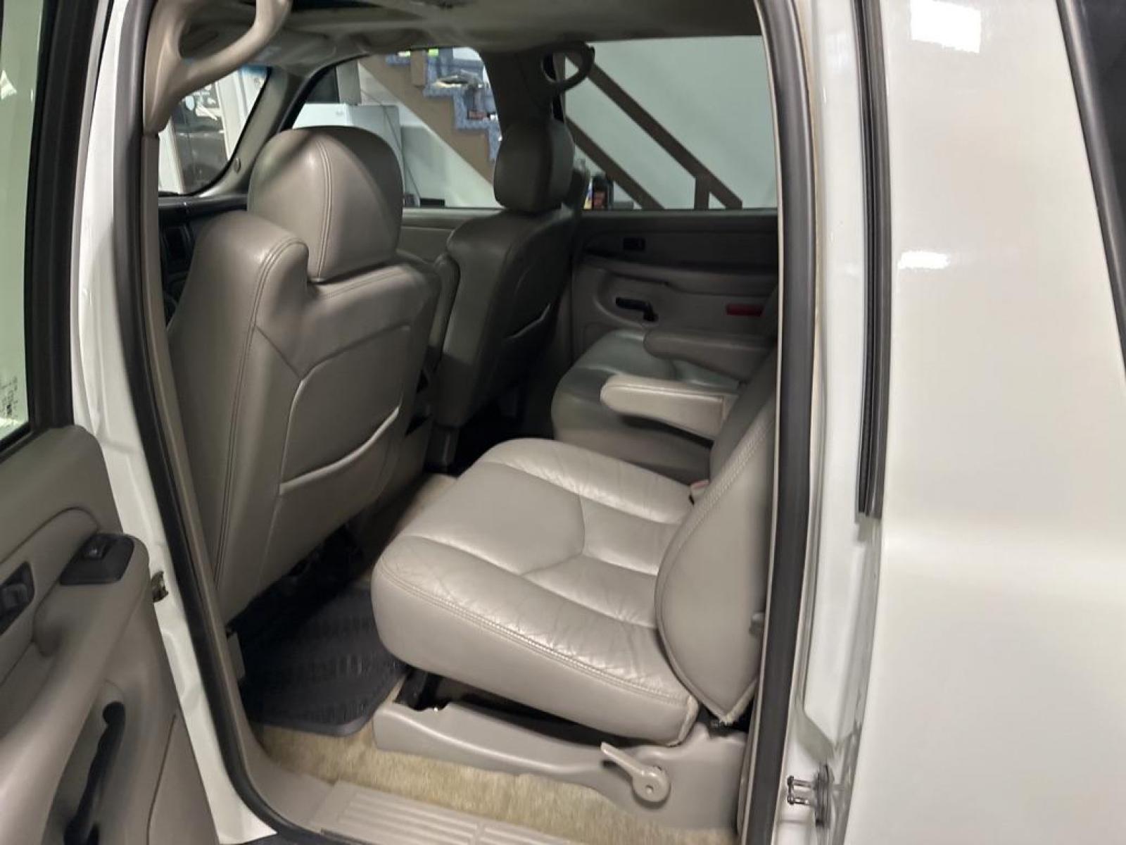 2004 WHITE CHEVROLET SUBURBAN 2500 LT (3GNGK26G34G) with an 8.1L engine, Automatic transmission, located at 1030 S. 22nd St., Bismarck, ND, 58504, (701) 258-0022, 46.793560, -100.758118 - Photo #3