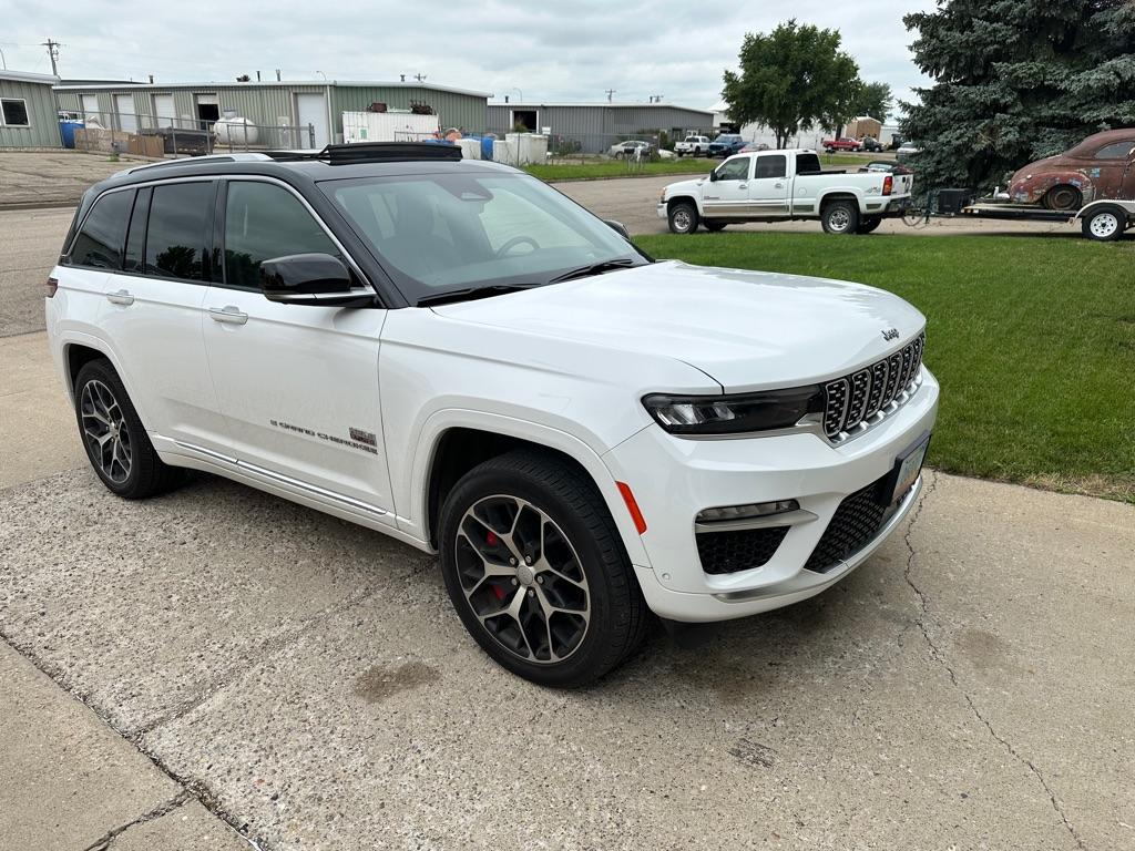 photo of 2022 JEEP GRAND CHEROKEE 4X4 SUMMIT