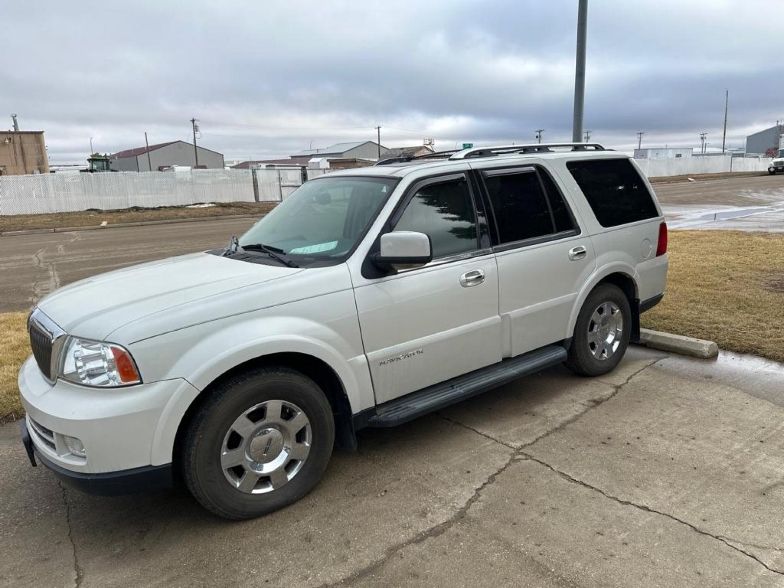 2006 PEARL LINCOLN NAVIGATOR ULTIMATE (5LMFU28576L) with an 5.4L engine, Automatic transmission, located at 1030 S. 22nd St., Bismarck, ND, 58504, (701) 258-0022, 46.793560, -100.758118 - NEW REBUILT - Photo #1