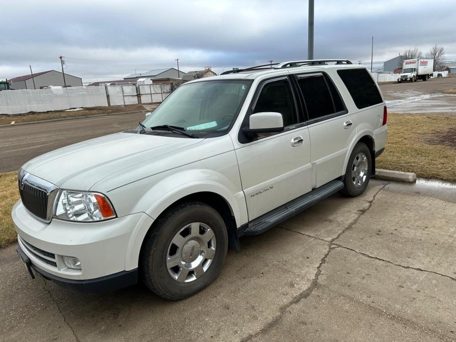 2006 PEARL LINCOLN NAVIGATOR ULTIMATE (5LMFU28576L) with an 5.4L engine, Automatic transmission, located at 1030 S. 22nd St., Bismarck, ND, 58504, (701) 258-0022, 46.793560, -100.758118 - NEW REBUILT - Photo #3