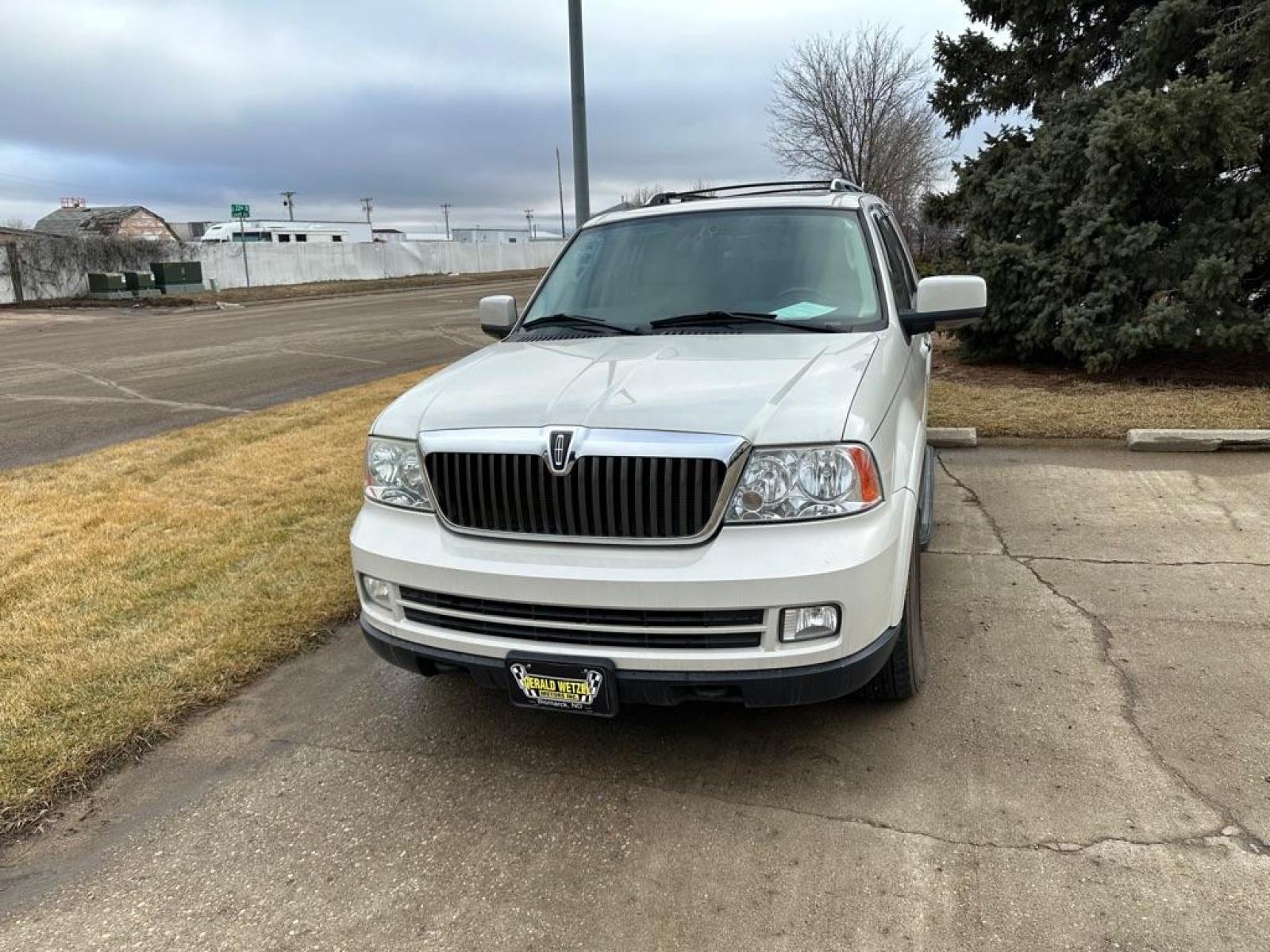 2006 PEARL LINCOLN NAVIGATOR ULTIMATE (5LMFU28576L) with an 5.4L engine, Automatic transmission, located at 1030 S. 22nd St., Bismarck, ND, 58504, (701) 258-0022, 46.793560, -100.758118 - NEW REBUILT - Photo #6