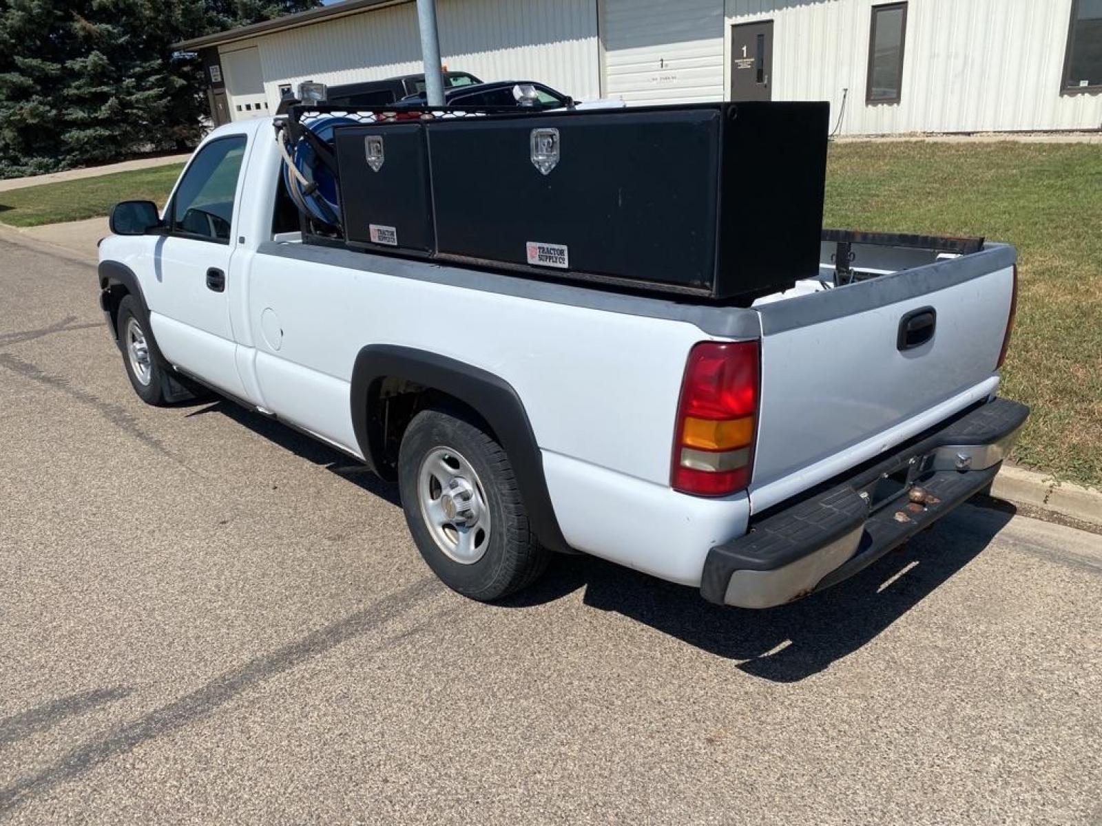 1999 WHITE CHEVROLET SILVERADO C1500 (1GCEC14W2XE) with an 4.3L engine, Automatic transmission, located at 1030 S. 22nd St., Bismarck, ND, 58504, (701) 258-0022, 46.793560, -100.758118 - Photo #0
