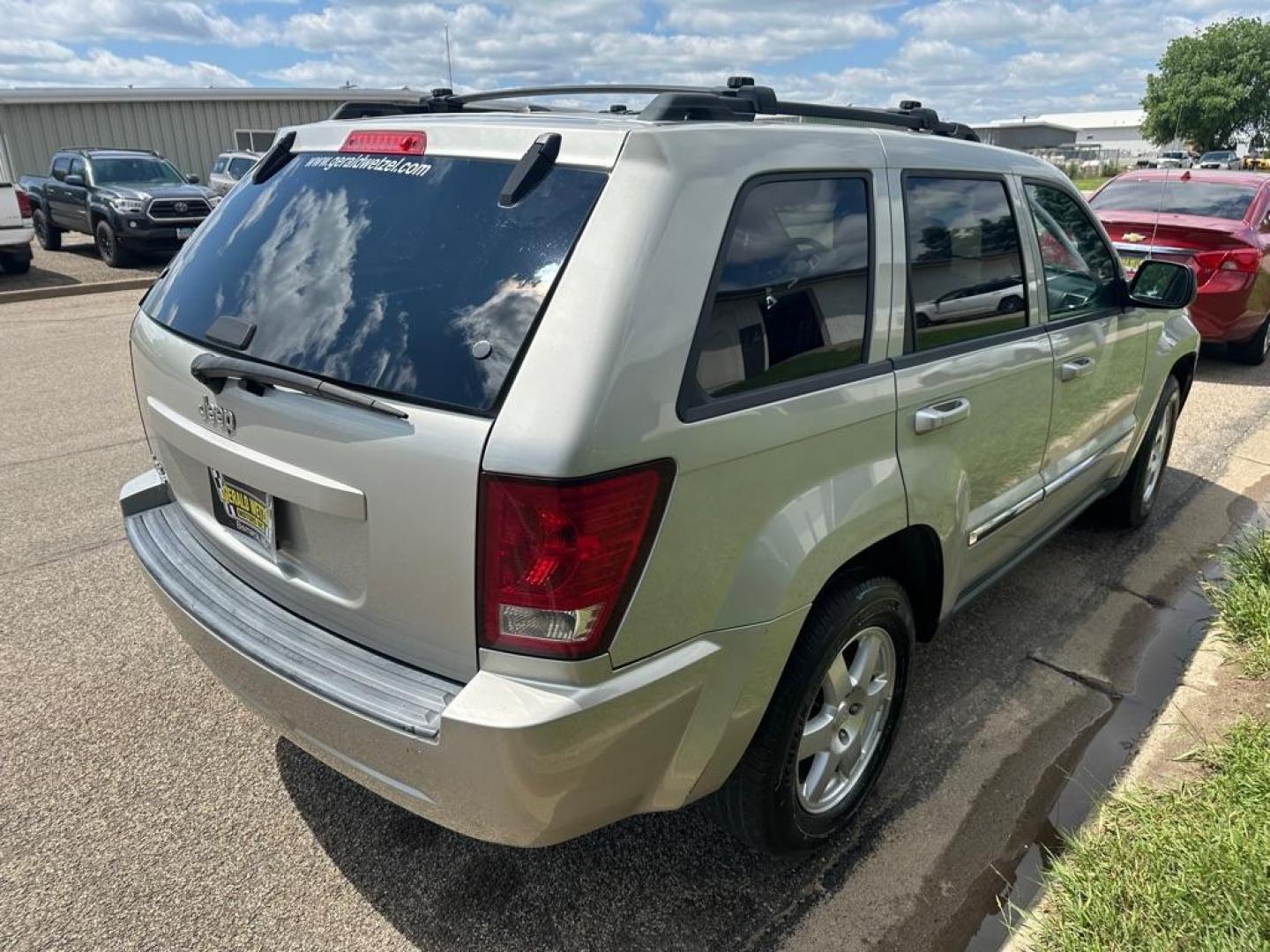 2010 JEEP GRAND CHEROKEE LAREDO (1J4PR4GK8AC) with an 3.7L engine, Automatic transmission, located at 1030 S. 22nd St., Bismarck, ND, 58504, (701) 258-0022, 46.793560, -100.758118 - NICE CLEAN JEEP - Photo#3