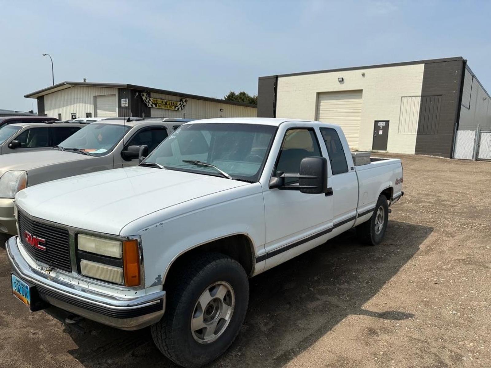 1993 WHITE GMC SIERRA 4X4 EXT K1500 (2GTEK19K2P1) with an 5.7L engine, Automatic transmission, located at 1030 S. 22nd St., Bismarck, ND, 58504, (701) 258-0022, 46.793560, -100.758118 - Photo #1