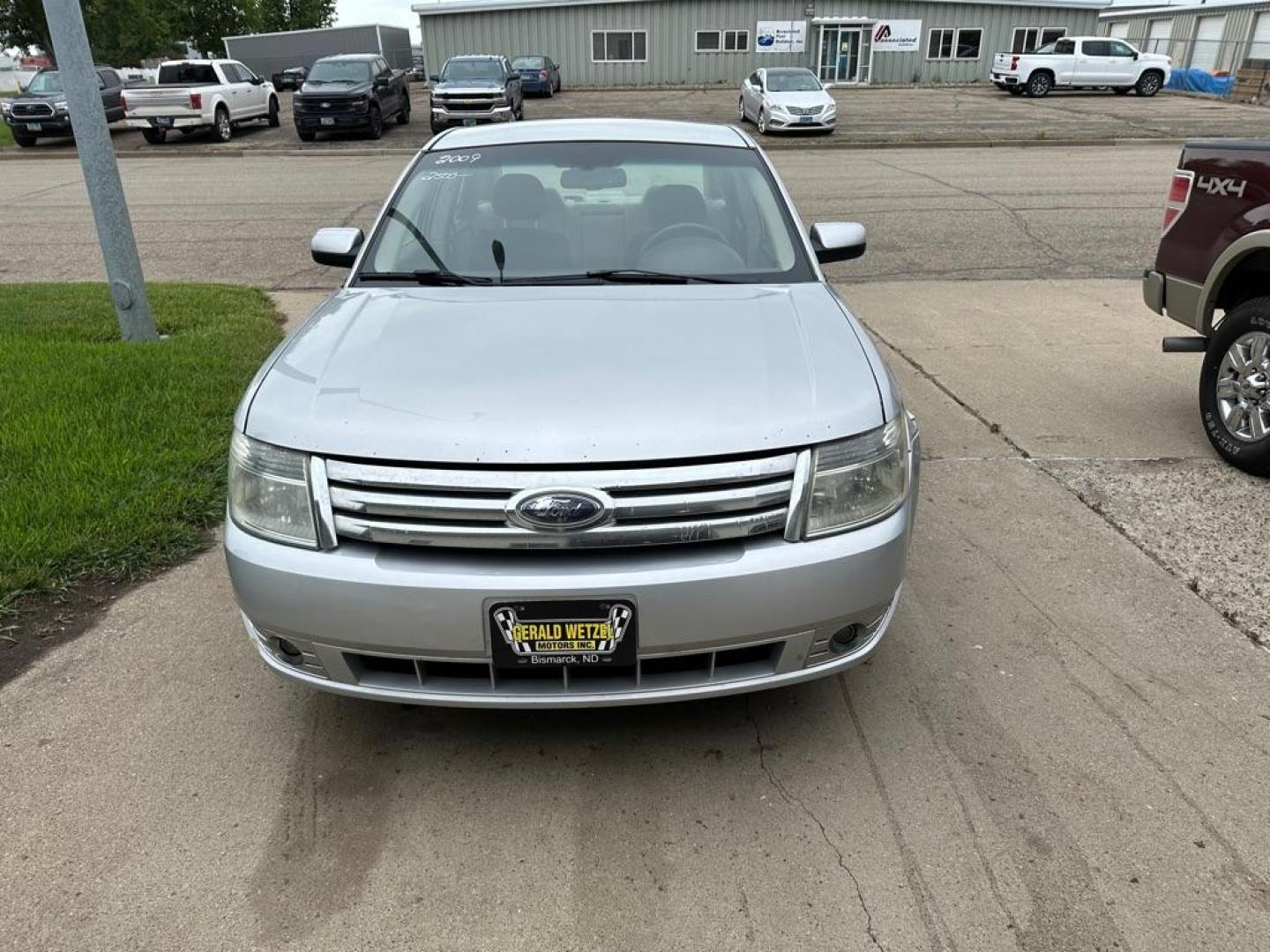 2009 FORD TAURUS SE (1FAHP26W29G) with an 3.5L engine, Automatic transmission, located at 1030 S. 22nd St., Bismarck, ND, 58504, (701) 258-0022, 46.793560, -100.758118 - GOOD RUNNING CAR. - Photo#1