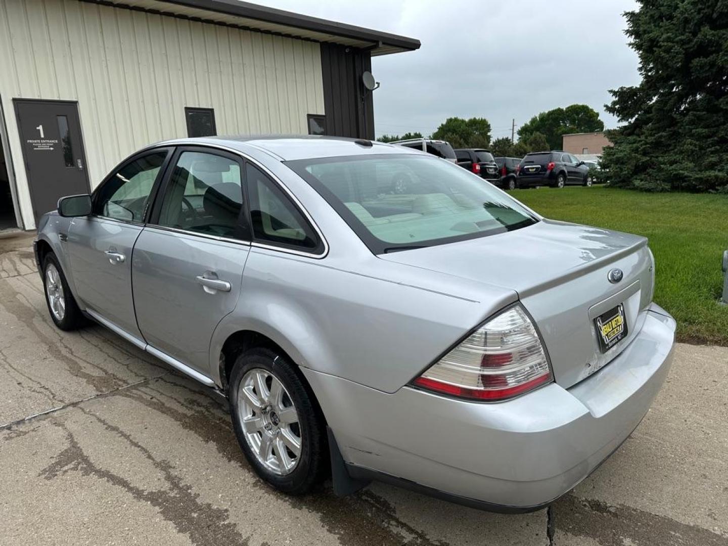 2009 FORD TAURUS SE (1FAHP26W29G) with an 3.5L engine, Automatic transmission, located at 1030 S. 22nd St., Bismarck, ND, 58504, (701) 258-0022, 46.793560, -100.758118 - GOOD RUNNING CAR. - Photo#2