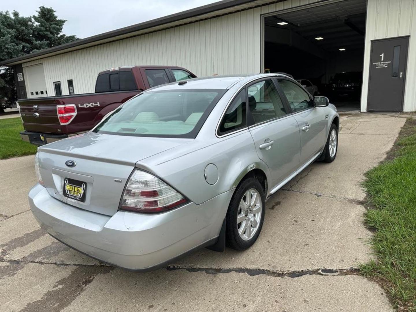 2009 FORD TAURUS SE (1FAHP26W29G) with an 3.5L engine, Automatic transmission, located at 1030 S. 22nd St., Bismarck, ND, 58504, (701) 258-0022, 46.793560, -100.758118 - GOOD RUNNING CAR. - Photo#3