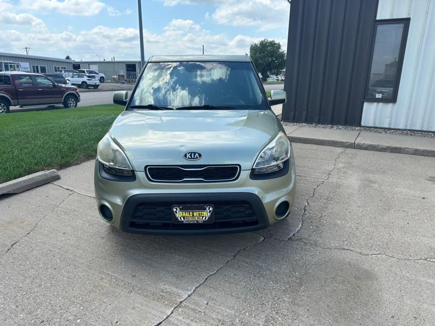 2012 KIA SOUL (KNDJT2A5XC7) with an 1.6L engine, Automatic transmission, located at 1030 S. 22nd St., Bismarck, ND, 58504, (701) 258-0022, 46.793560, -100.758118 - Photo#2