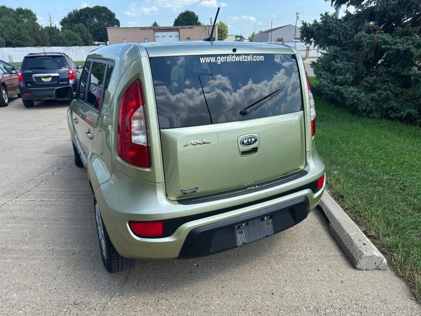 2012 KIA SOUL (KNDJT2A5XC7) with an 1.6L engine, Automatic transmission, located at 1030 S. 22nd St., Bismarck, ND, 58504, (701) 258-0022, 46.793560, -100.758118 - Photo#4