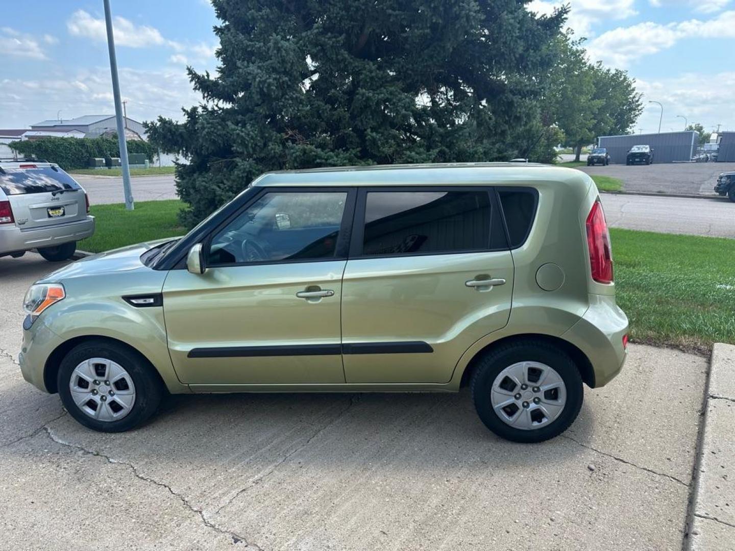 2012 KIA SOUL (KNDJT2A5XC7) with an 1.6L engine, Automatic transmission, located at 1030 S. 22nd St., Bismarck, ND, 58504, (701) 258-0022, 46.793560, -100.758118 - Photo#5