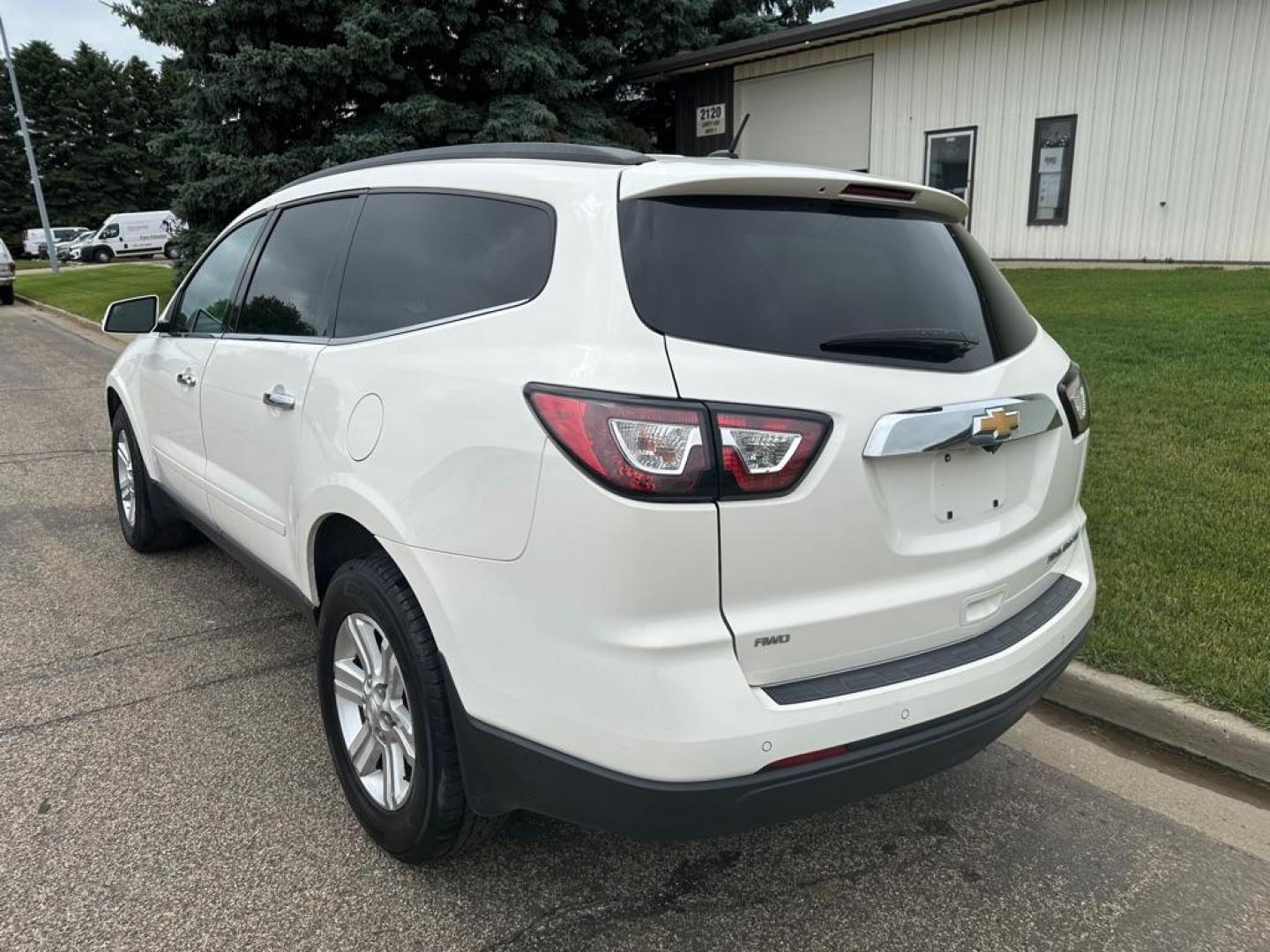 2013 WHITE CHEVROLET TRAVERSE LT (1GNKVJKD1DJ) with an 3.6L engine, Automatic transmission, located at 1030 S. 22nd St., Bismarck, ND, 58504, (701) 258-0022, 46.793560, -100.758118 - Photo#2