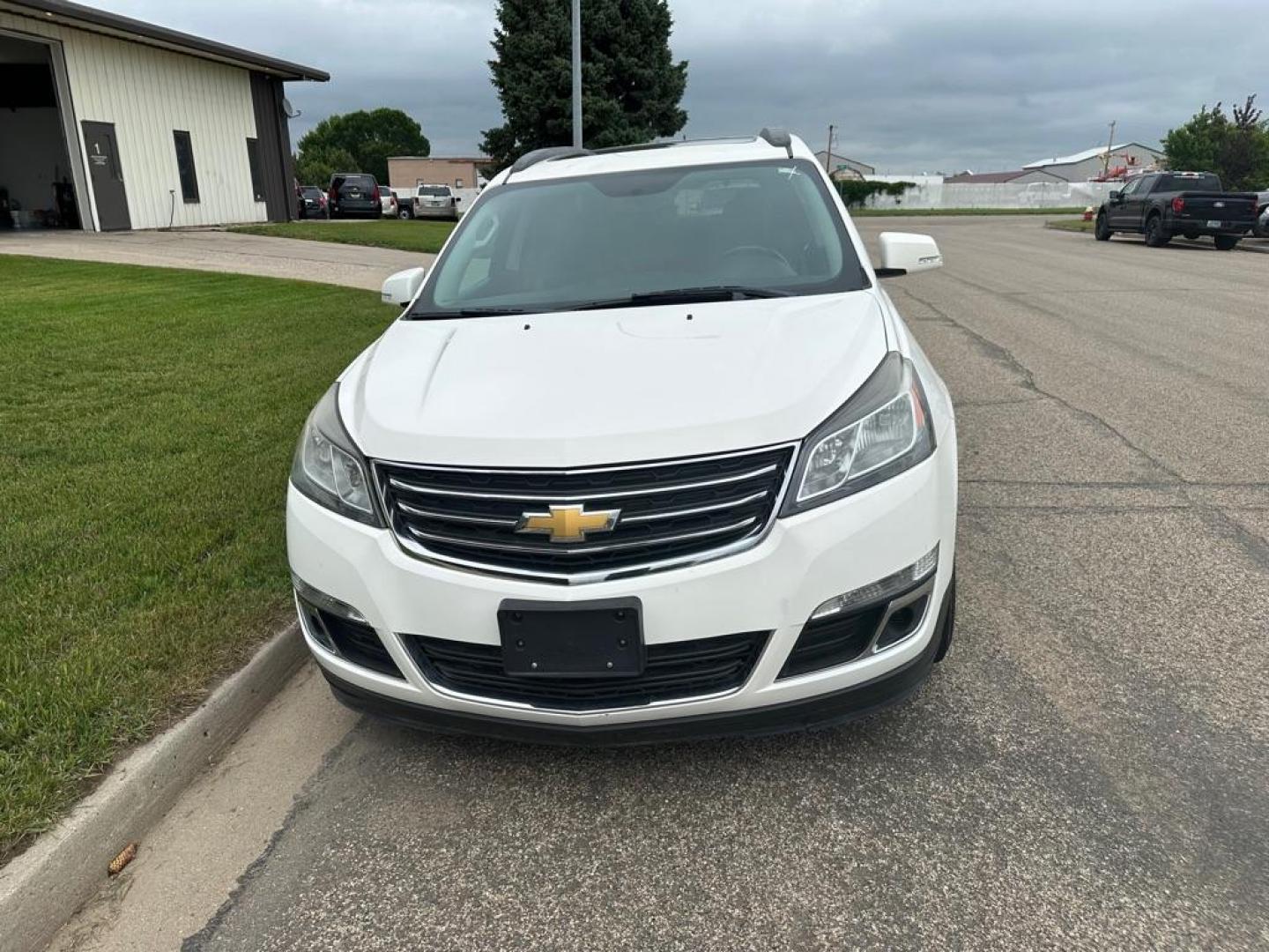 2013 WHITE CHEVROLET TRAVERSE LT (1GNKVJKD1DJ) with an 3.6L engine, Automatic transmission, located at 1030 S. 22nd St., Bismarck, ND, 58504, (701) 258-0022, 46.793560, -100.758118 - Photo#4