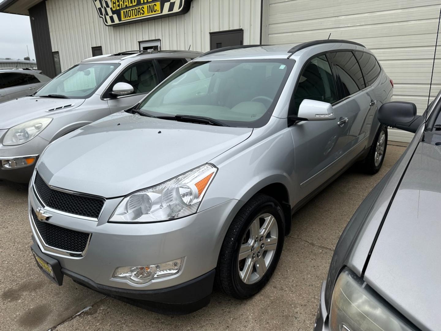2013 WHITE CHEVROLET TRAVERSE LT (1GNKVJKD1DJ) with an 3.6L engine, Automatic transmission, located at 1030 S. 22nd St., Bismarck, ND, 58504, (701) 258-0022, 46.793560, -100.758118- Photo#0
