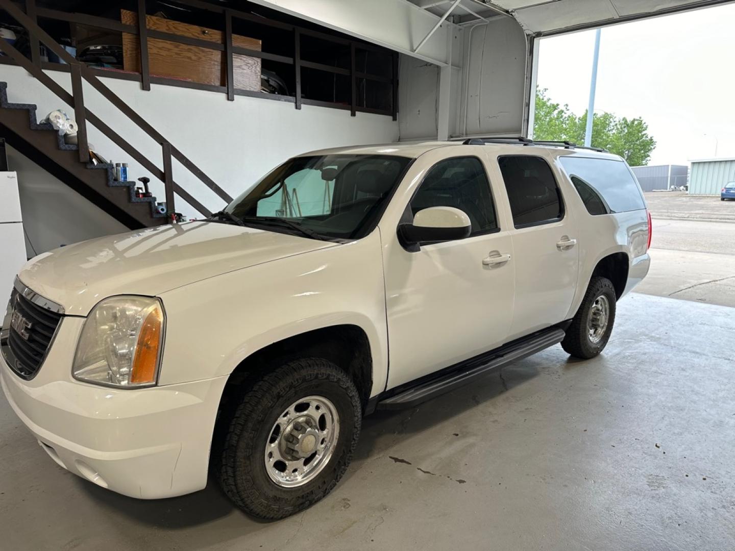 2007 WHITE GMC YUKON XL 2500 (1GKGK26K77R) with an 6.0L engine, Automatic transmission, located at 1030 S. 22nd St., Bismarck, ND, 58504, (701) 258-0022, 46.793560, -100.758118 - 2007 GMC 2500 4X4 XL 7 PASSENGER 6.2 6 SPEED AUTO. HARD TO FIND 165K NEW TIRES. HARD TO FIND.- Photo#0