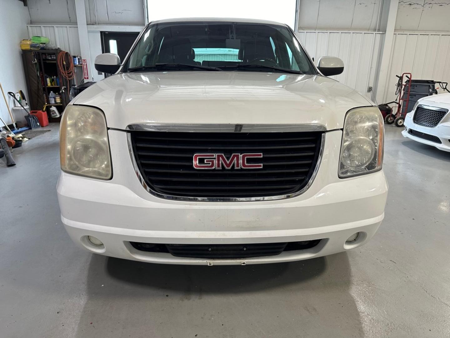 2007 WHITE GMC YUKON XL 2500 (1GKGK26K77R) with an 6.0L engine, Automatic transmission, located at 1030 S. 22nd St., Bismarck, ND, 58504, (701) 258-0022, 46.793560, -100.758118 - 2007 GMC 2500 4X4 XL 7 PASSENGER 6.2 6 SPEED AUTO. HARD TO FIND 165K NEW TIRES. HARD TO FIND.- Photo#2