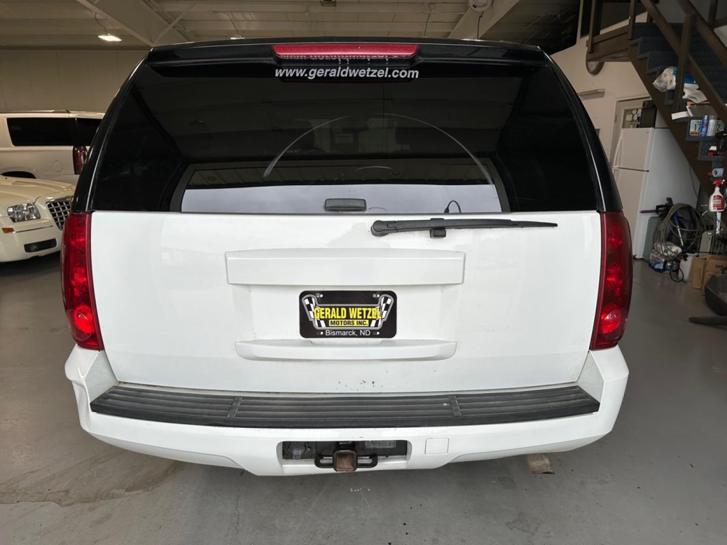 2007 WHITE GMC YUKON XL 2500 (1GKGK26K77R) with an 6.0L engine, Automatic transmission, located at 1030 S. 22nd St., Bismarck, ND, 58504, (701) 258-0022, 46.793560, -100.758118 - 2007 GMC 2500 4X4 XL 7 PASSENGER 6.2 6 SPEED AUTO. HARD TO FIND 165K NEW TIRES. HARD TO FIND.- Photo#3