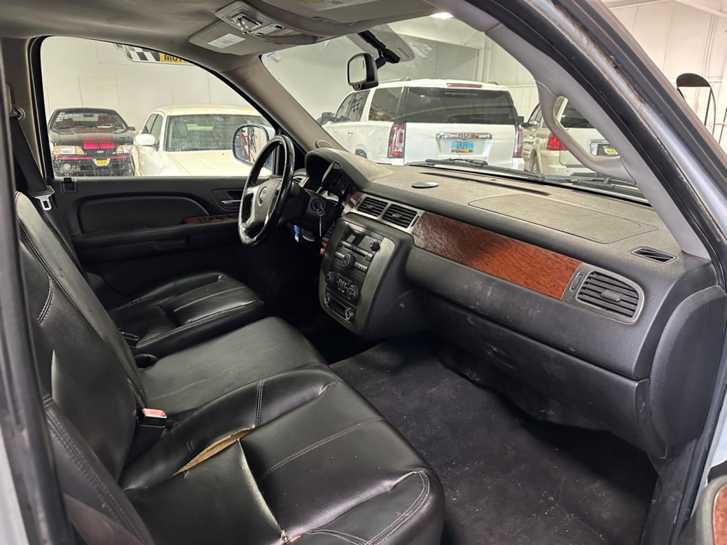 2007 WHITE GMC YUKON XL 2500 (1GKGK26K77R) with an 6.0L engine, Automatic transmission, located at 1030 S. 22nd St., Bismarck, ND, 58504, (701) 258-0022, 46.793560, -100.758118 - 2007 GMC 2500 4X4 XL 7 PASSENGER 6.2 6 SPEED AUTO. HARD TO FIND 165K NEW TIRES. HARD TO FIND.- Photo#4