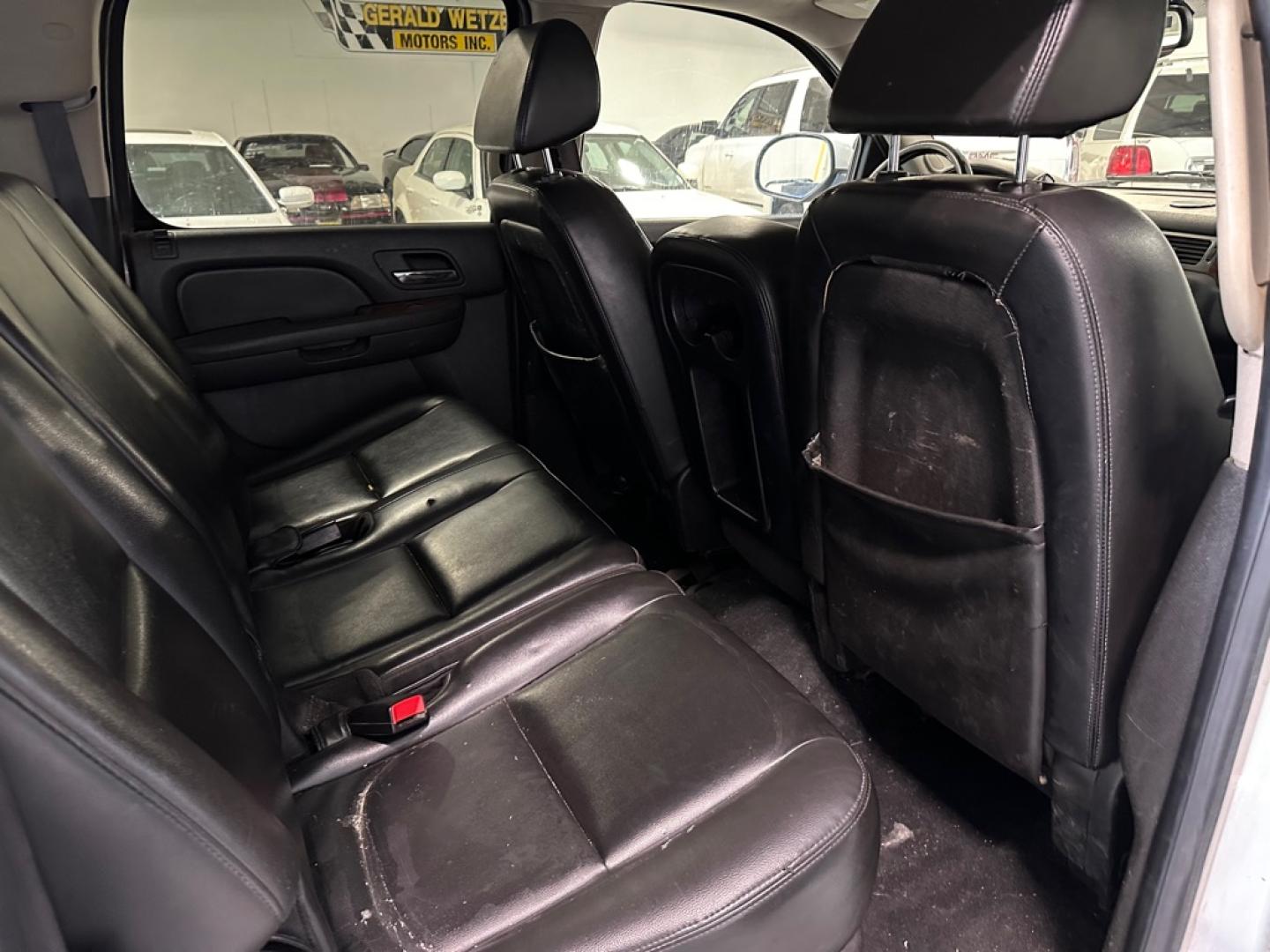 2007 WHITE GMC YUKON XL 2500 (1GKGK26K77R) with an 6.0L engine, Automatic transmission, located at 1030 S. 22nd St., Bismarck, ND, 58504, (701) 258-0022, 46.793560, -100.758118 - 2007 GMC 2500 4X4 XL 7 PASSENGER 6.2 6 SPEED AUTO. HARD TO FIND 165K NEW TIRES. HARD TO FIND.- Photo#5