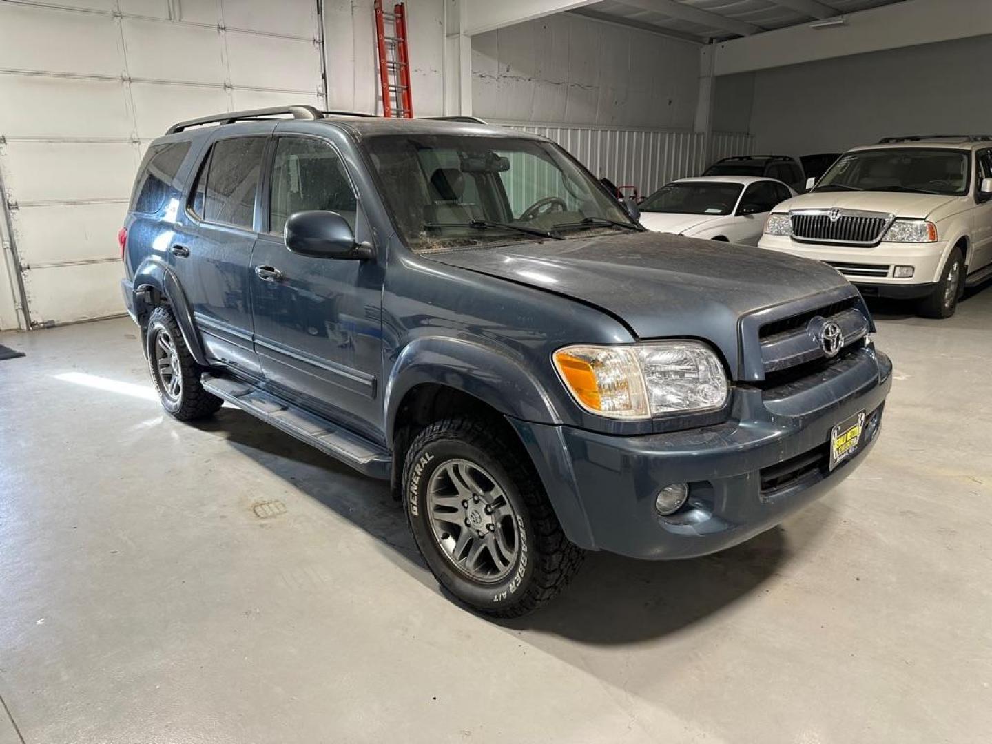 2007 TOYOTA SEQUOIA SR5 (5TDBT44A57S) with an 4.7L engine, Automatic transmission, located at 1030 S. 22nd St., Bismarck, ND, 58504, (701) 258-0022, 46.793560, -100.758118 - 7 PASSSENGER- V8- 4X4 - Photo#2