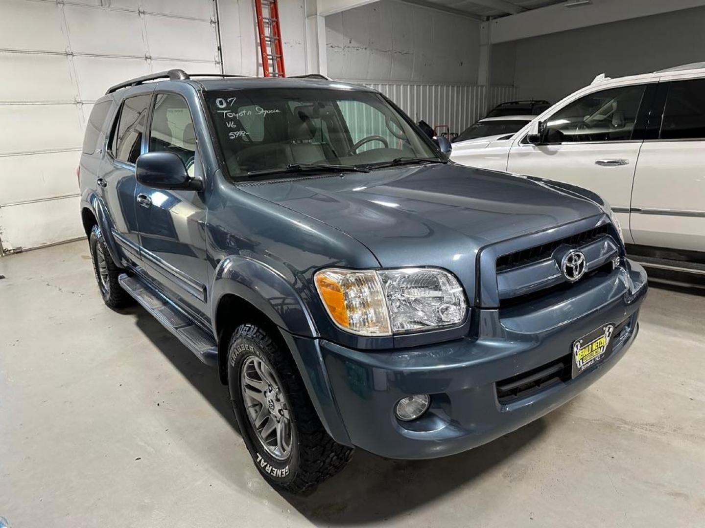 2007 TOYOTA SEQUOIA SR5 (5TDBT44A57S) with an 4.7L engine, Automatic transmission, located at 1030 S. 22nd St., Bismarck, ND, 58504, (701) 258-0022, 46.793560, -100.758118 - 7 PASSSENGER- V8- 4X4 - Photo#5