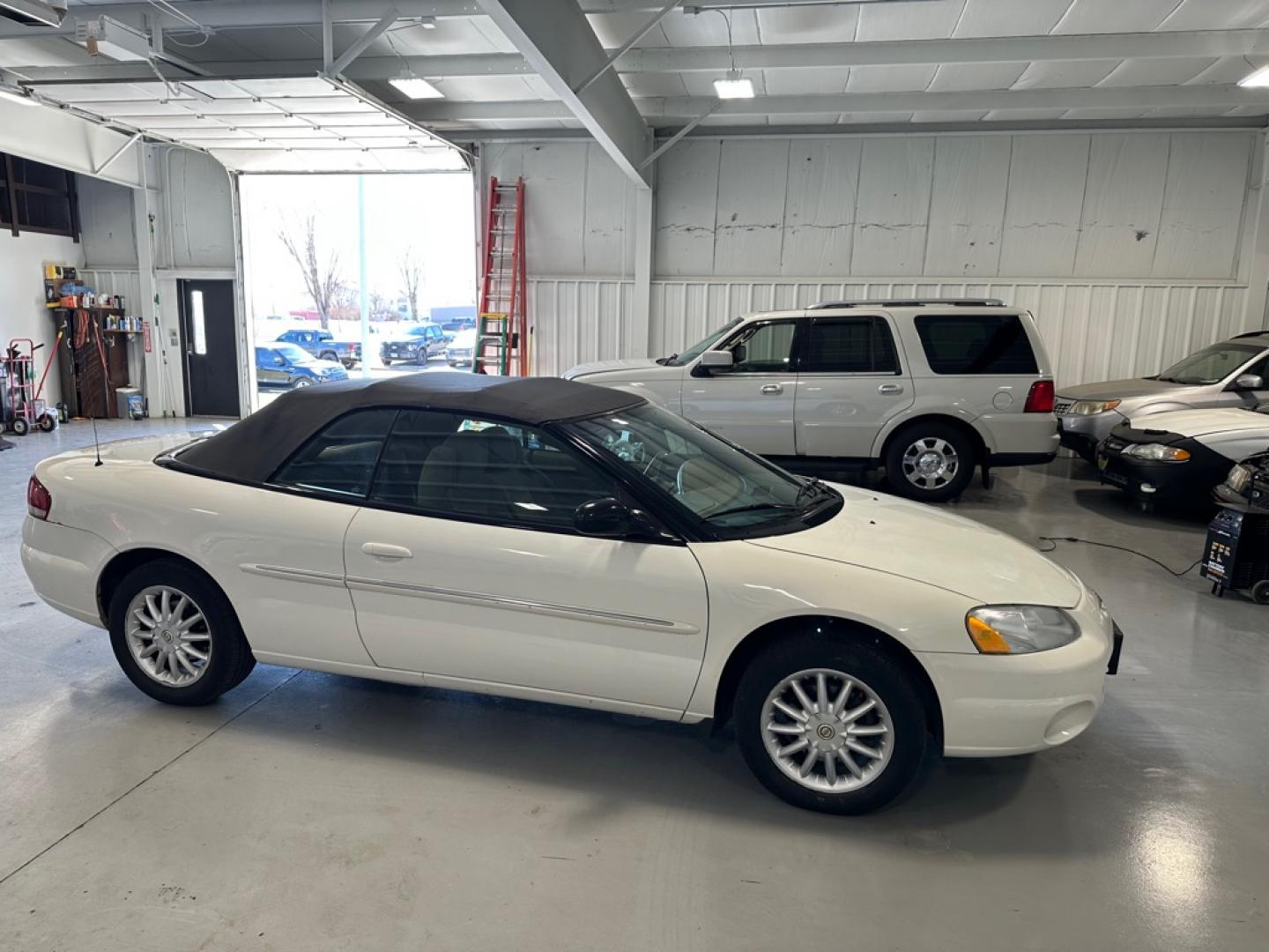 2002 CHRYSLER SEBRING LXI (1C3EL55R82N) with an 2.7L engine, Automatic transmission, located at 1030 S. 22nd St., Bismarck, ND, 58504, (701) 258-0022, 46.793560, -100.758118- Photo#2