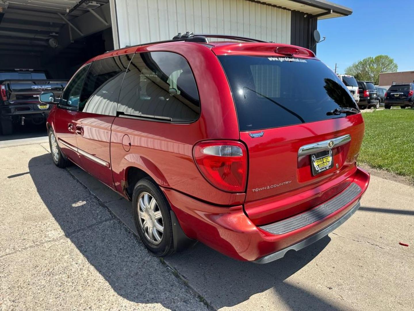 2005 CHRYSLER TOWN and COUNTRY TOURING (2C4GP54L05R) with an 3.8L engine, Automatic transmission, located at 1030 S. 22nd St., Bismarck, ND, 58504, (701) 258-0022, 46.793560, -100.758118 - NICE CLEAN VAN. 3.8 LITER - Photo#2