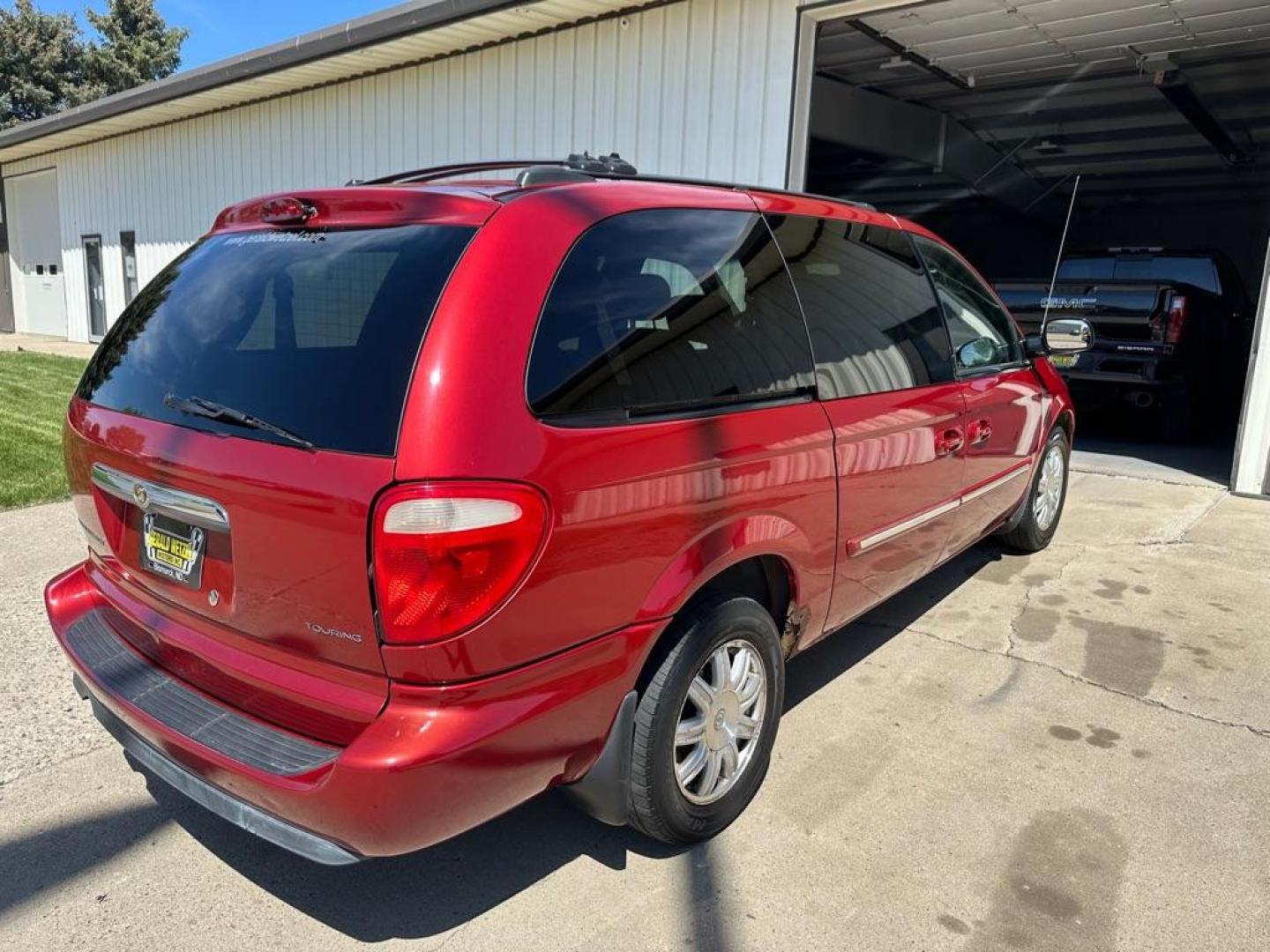 2005 CHRYSLER TOWN and COUNTRY TOURING (2C4GP54L05R) with an 3.8L engine, Automatic transmission, located at 1030 S. 22nd St., Bismarck, ND, 58504, (701) 258-0022, 46.793560, -100.758118 - NICE CLEAN VAN. 3.8 LITER - Photo#3