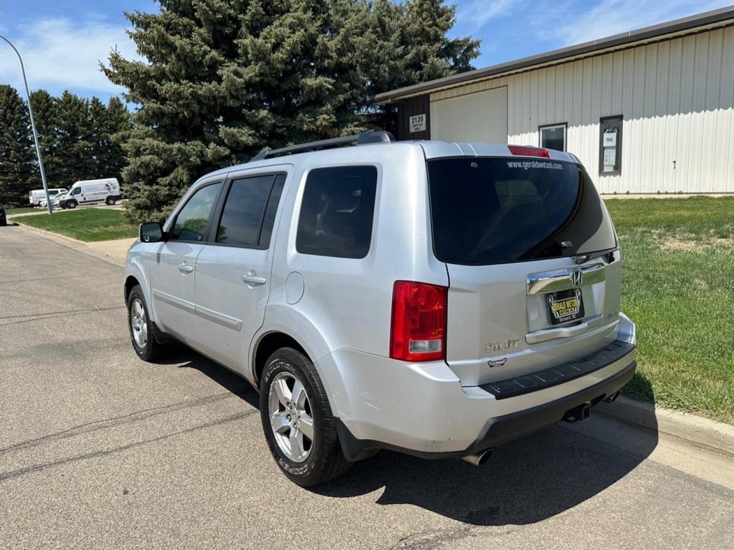2009 HONDA PILOT EXL (5FNYF48629B) with an 3.5L engine, Automatic transmission, located at 1030 S. 22nd St., Bismarck, ND, 58504, (701) 258-0022, 46.793560, -100.758118 - Photo#2