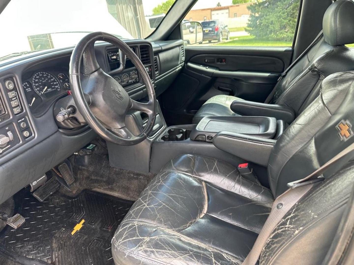 2002 CHEVROLET AVALANCHE 1500 (3GNEK13TX2G) with an 5.3L engine, Automatic transmission, located at 1030 S. 22nd St., Bismarck, ND, 58504, (701) 258-0022, 46.793560, -100.758118 - Photo#3