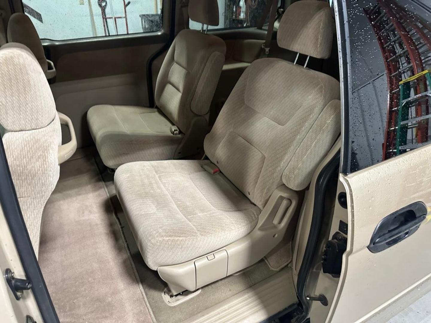 2002 HONDA ODYSSEY LX (2HKRL18582H) with an 3.5L engine, Automatic transmission, located at 1030 S. 22nd St., Bismarck, ND, 58504, (701) 258-0022, 46.793560, -100.758118 - Photo#5