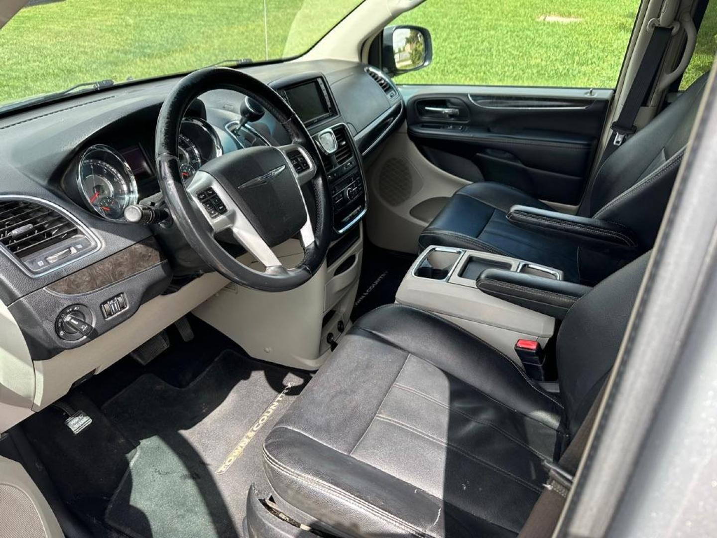 2014 CHRYSLER TOWN and COUNTRY TOURING (2C4RC1BG5ER) with an 3.6L engine, Automatic transmission, located at 1030 S. 22nd St., Bismarck, ND, 58504, (701) 258-0022, 46.793560, -100.758118 - Photo#4
