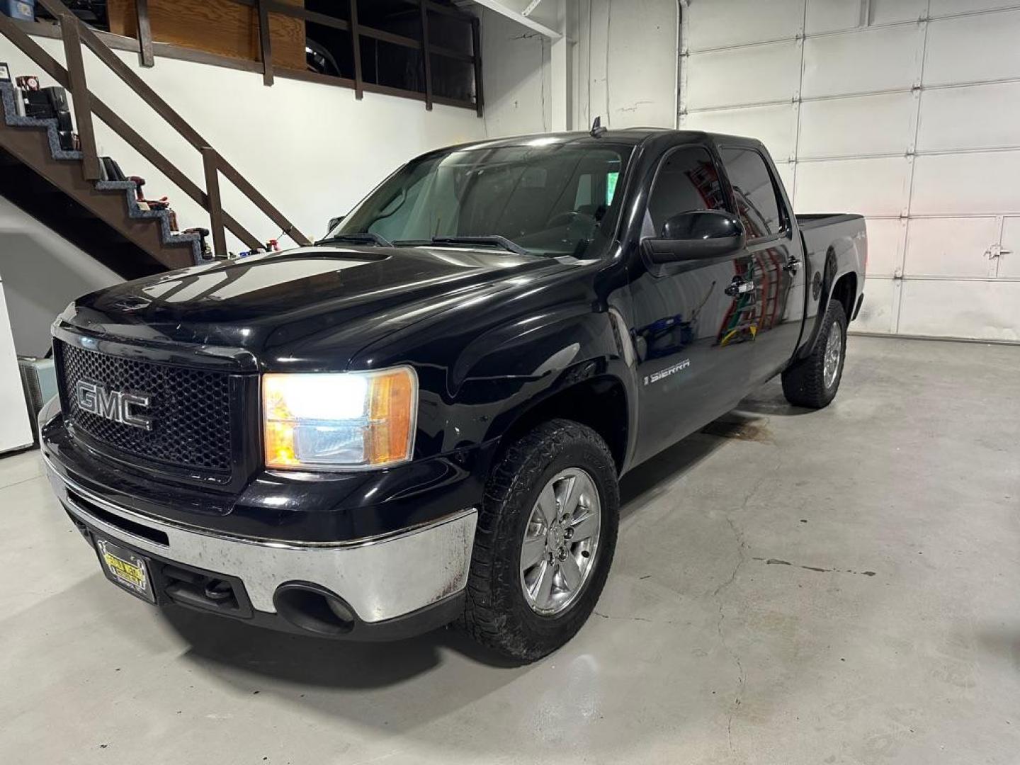 2009 GMC SIERRA 1500 SLT (3GTEK33309G) with an 5.3L engine, Automatic transmission, located at 1030 S. 22nd St., Bismarck, ND, 58504, (701) 258-0022, 46.793560, -100.758118 - NICE CLEAN TRUCK - Photo#0