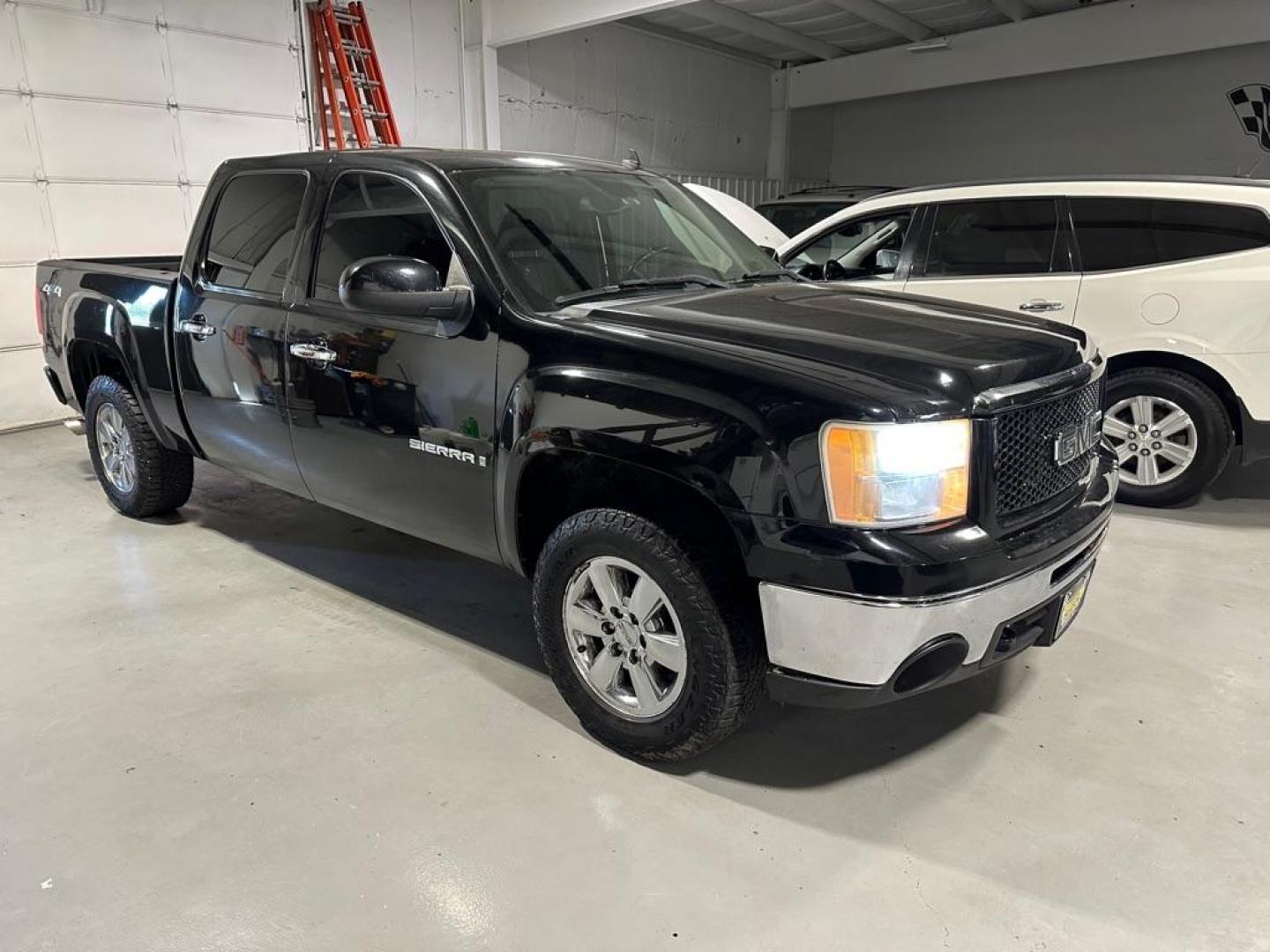 2009 GMC SIERRA 1500 SLT (3GTEK33309G) with an 5.3L engine, Automatic transmission, located at 1030 S. 22nd St., Bismarck, ND, 58504, (701) 258-0022, 46.793560, -100.758118 - NICE CLEAN TRUCK - Photo#2