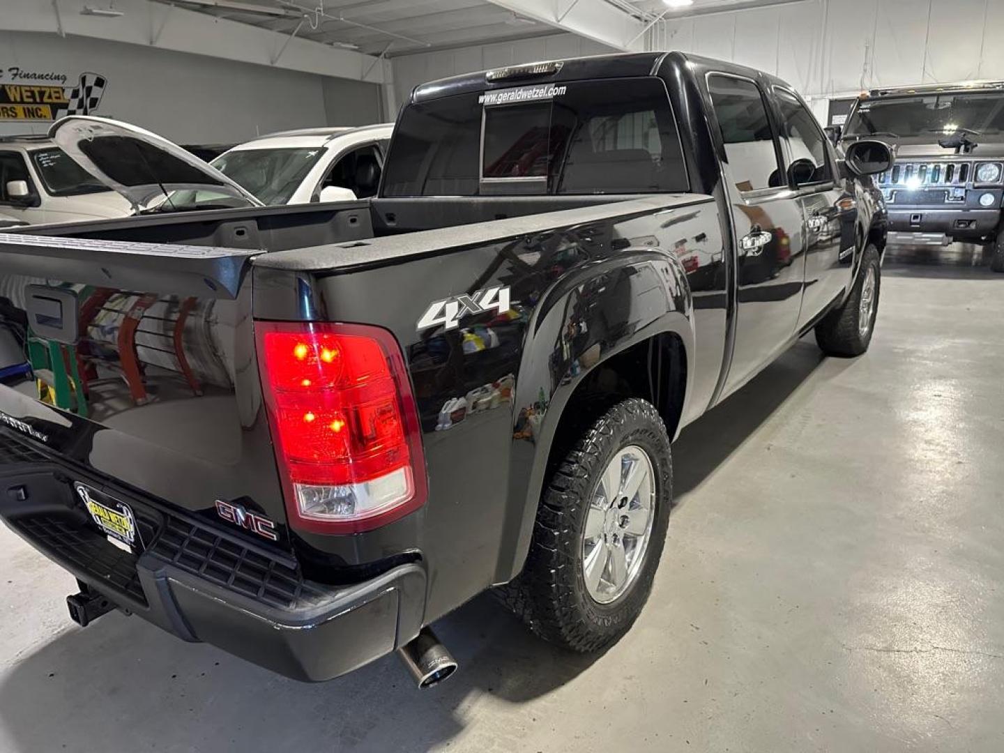 2009 GMC SIERRA 1500 SLT (3GTEK33309G) with an 5.3L engine, Automatic transmission, located at 1030 S. 22nd St., Bismarck, ND, 58504, (701) 258-0022, 46.793560, -100.758118 - NICE CLEAN TRUCK - Photo#3