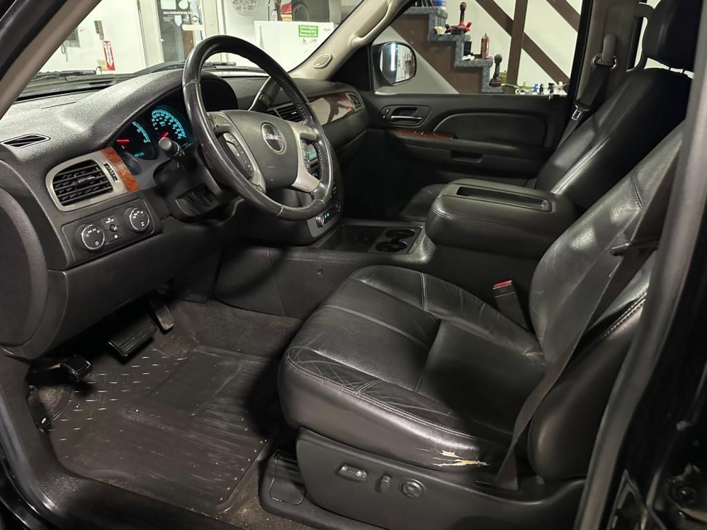2009 GMC SIERRA 1500 SLT (3GTEK33309G) with an 5.3L engine, Automatic transmission, located at 1030 S. 22nd St., Bismarck, ND, 58504, (701) 258-0022, 46.793560, -100.758118 - NICE CLEAN TRUCK - Photo#5