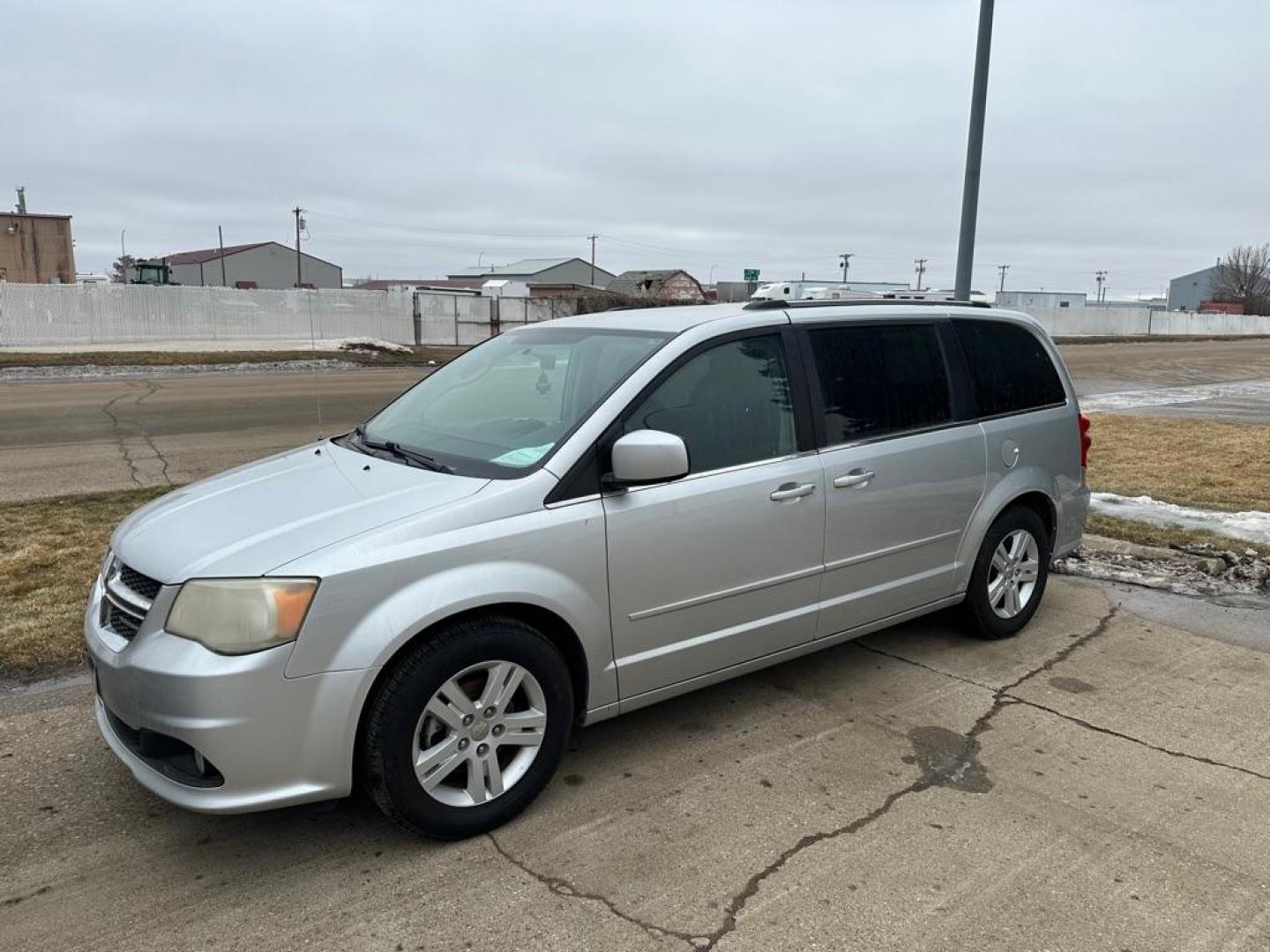 2011 DODGE GRAND CARAVAN CREW (2D4RN5DG2BR) with an 3.6L engine, Automatic transmission, located at 1030 S. 22nd St., Bismarck, ND, 58504, (701) 258-0022, 46.793560, -100.758118 - Photo#1