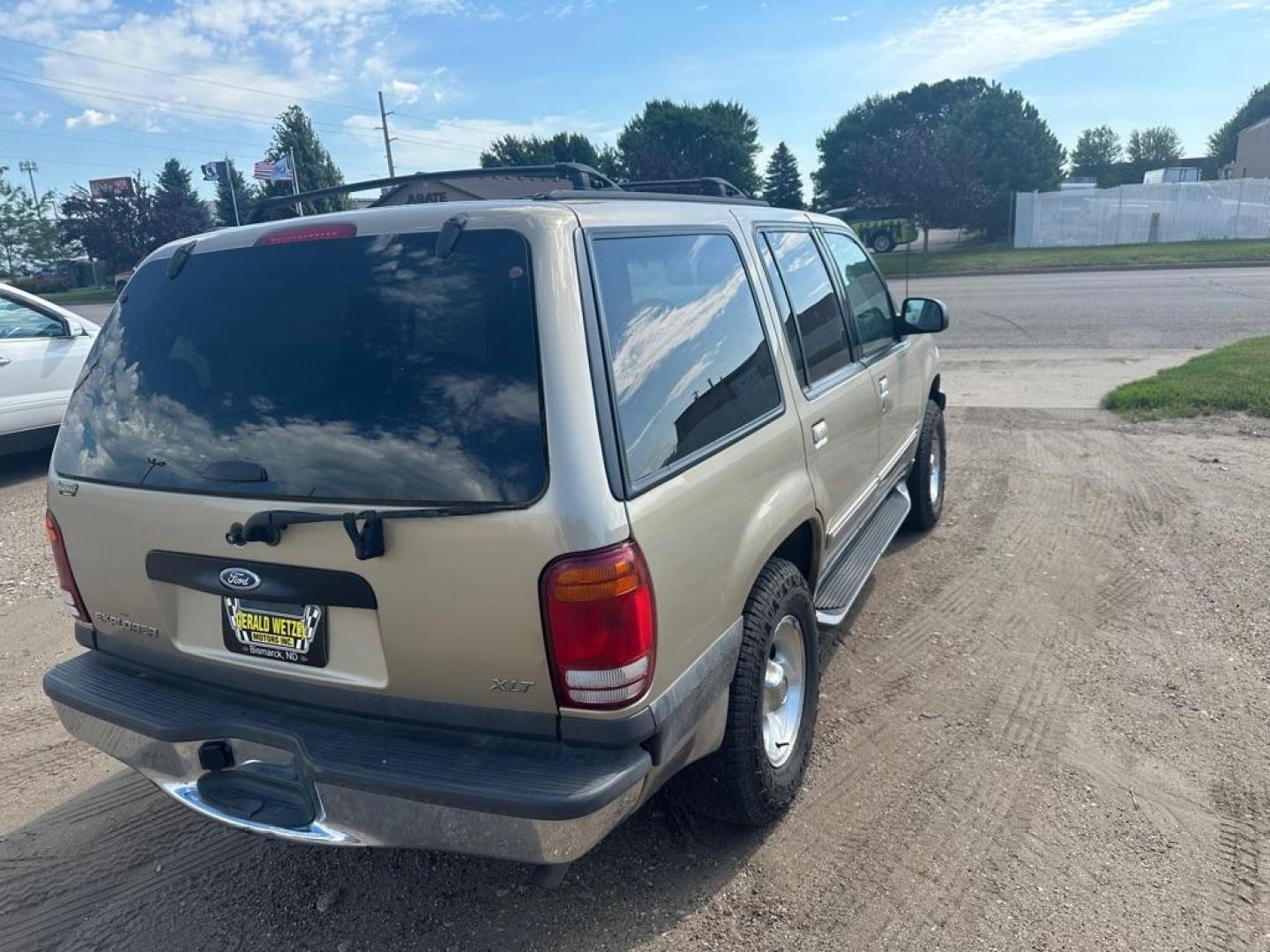 2001 FORD EXPLORER XLT (1FMZU73E61Z) with an 4.0L engine, Automatic transmission, located at 1030 S. 22nd St., Bismarck, ND, 58504, (701) 258-0022, 46.793560, -100.758118 - Photo#2