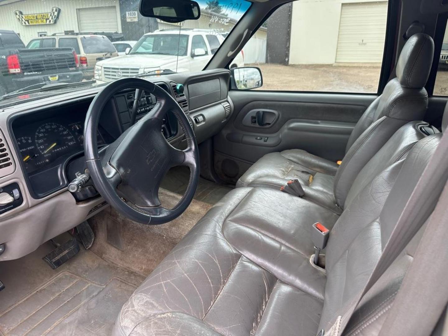 1997 CHEVROLET TAHOE K1500 (1GNEK13R8V1) with an 5.7L engine, Automatic transmission, located at 1030 S. 22nd St., Bismarck, ND, 58504, (701) 258-0022, 46.793560, -100.758118 - NICE SUV. GOOD MECHANICAL 4X4 - Photo#5