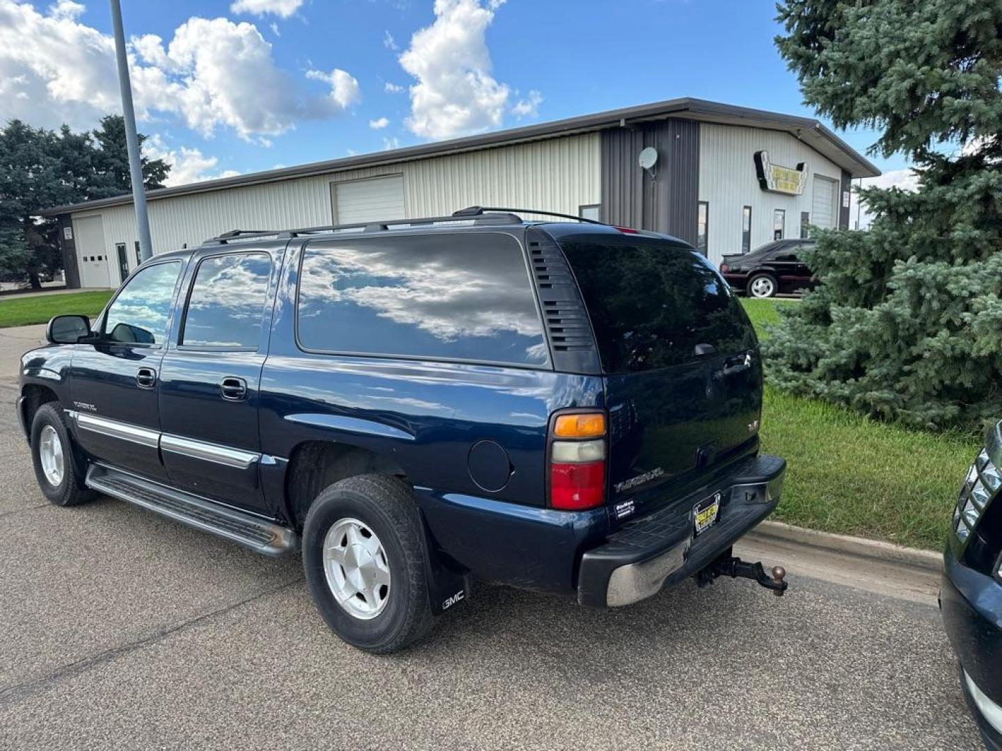 2006 GMC YUKON XL 1500 (3GKFK16Z66G) with an 5.3L engine, Automatic transmission, located at 1030 S. 22nd St., Bismarck, ND, 58504, (701) 258-0022, 46.793560, -100.758118 - Photo#1