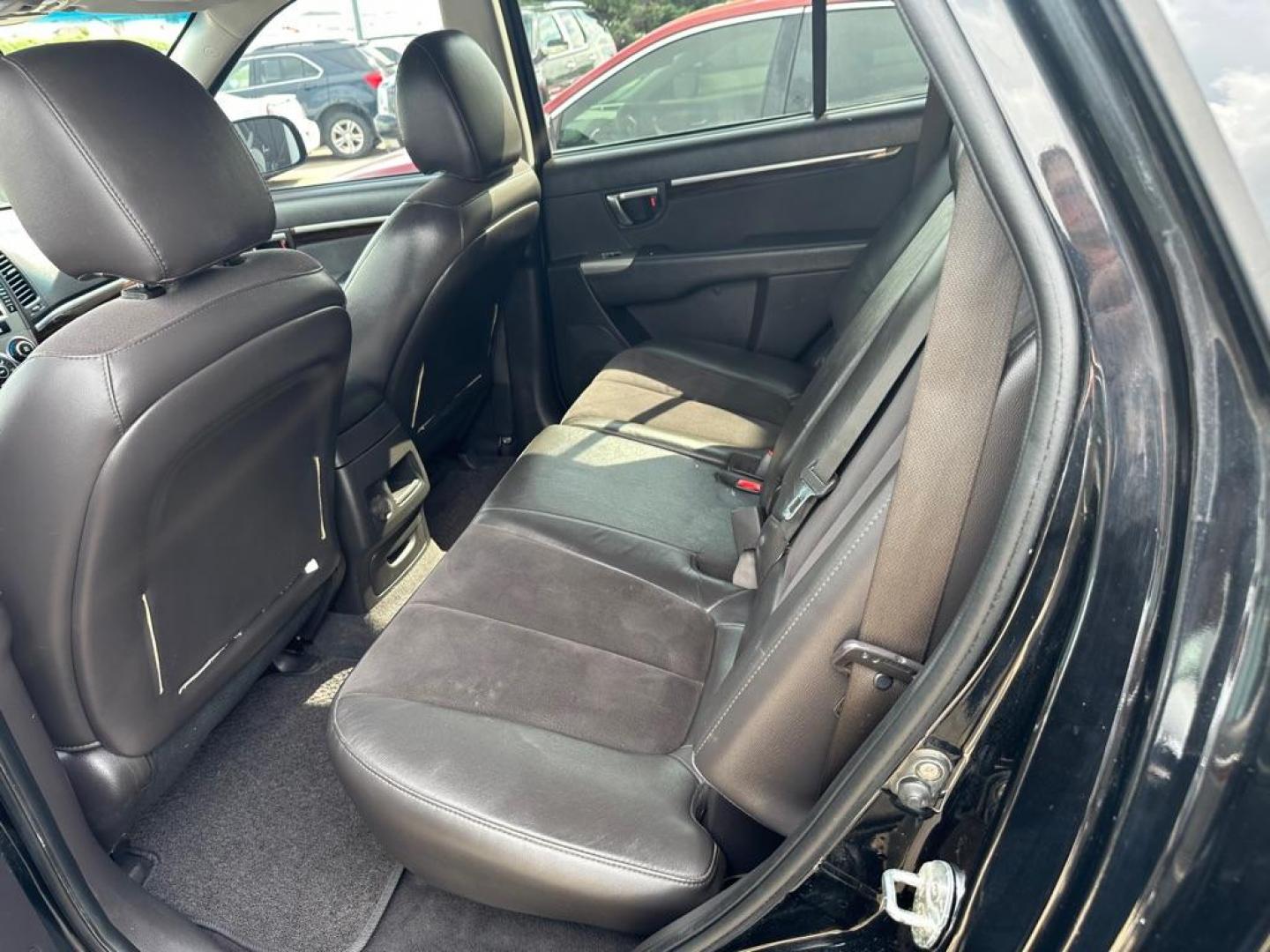 2011 BLACK HYUNDAI SANTA FE SE (5XYZHDAGXBG) with an 3.5L engine, Automatic transmission, located at 1030 S. 22nd St., Bismarck, ND, 58504, (701) 258-0022, 46.793560, -100.758118 - Photo#5