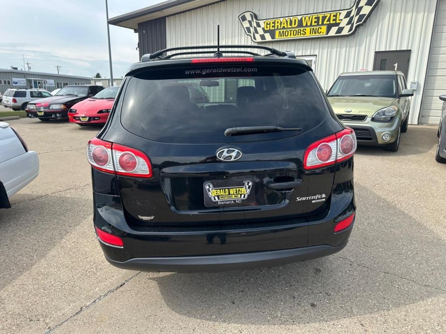 2011 BLACK HYUNDAI SANTA FE SE (5XYZHDAGXBG) with an 3.5L engine, Automatic transmission, located at 1030 S. 22nd St., Bismarck, ND, 58504, (701) 258-0022, 46.793560, -100.758118 - Photo#10