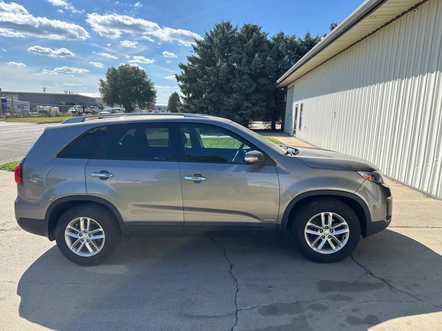 2015 KIA SORENTO LX (5XYKTDA66FG) with an 2.4L engine, Automatic transmission, located at 1030 S. 22nd St., Bismarck, ND, 58504, (701) 258-0022, 46.793560, -100.758118 - Photo#2