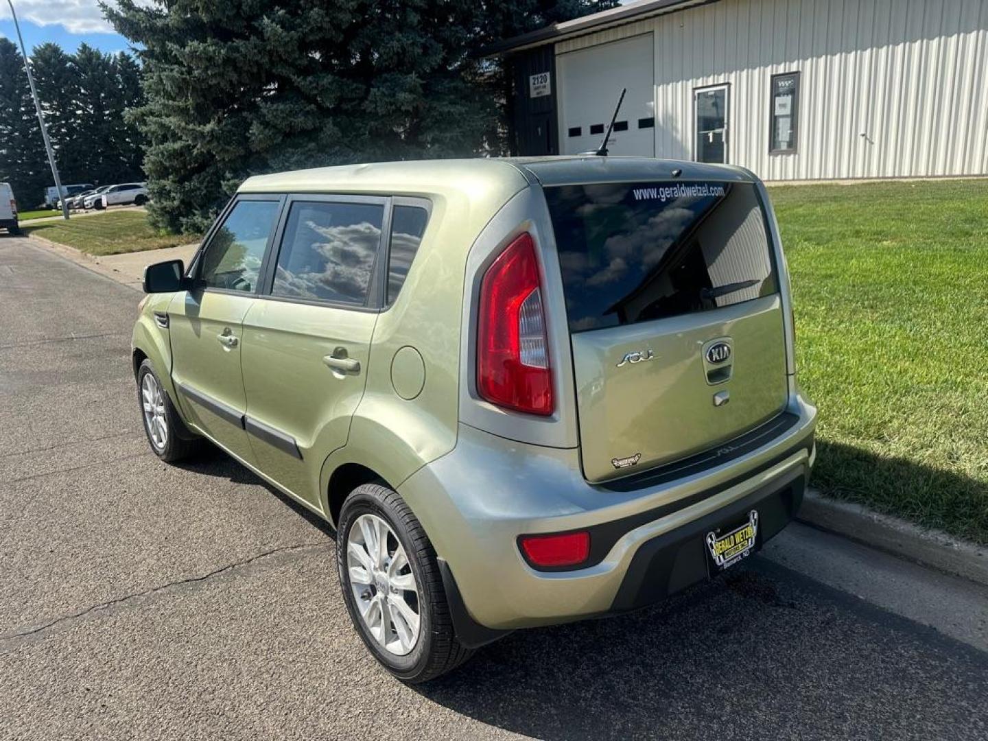 2013 KIA SOUL + (KNDJT2A66D7) with an 2.0L engine, Automatic transmission, located at 1030 S. 22nd St., Bismarck, ND, 58504, (701) 258-0022, 46.793560, -100.758118 - NICE MILEAGE. 107 k SUNROOF . AIR CONDITIONING - Photo#1