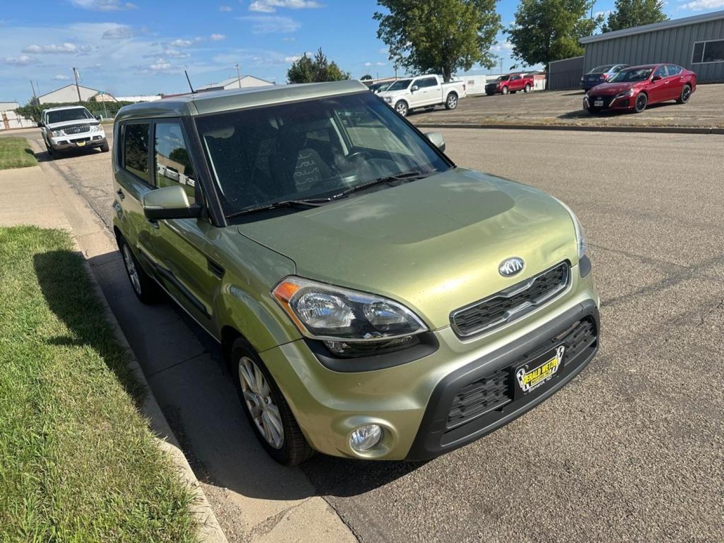 2013 KIA SOUL + (KNDJT2A66D7) with an 2.0L engine, Automatic transmission, located at 1030 S. 22nd St., Bismarck, ND, 58504, (701) 258-0022, 46.793560, -100.758118 - NICE MILEAGE. 107 k SUNROOF . AIR CONDITIONING - Photo#2