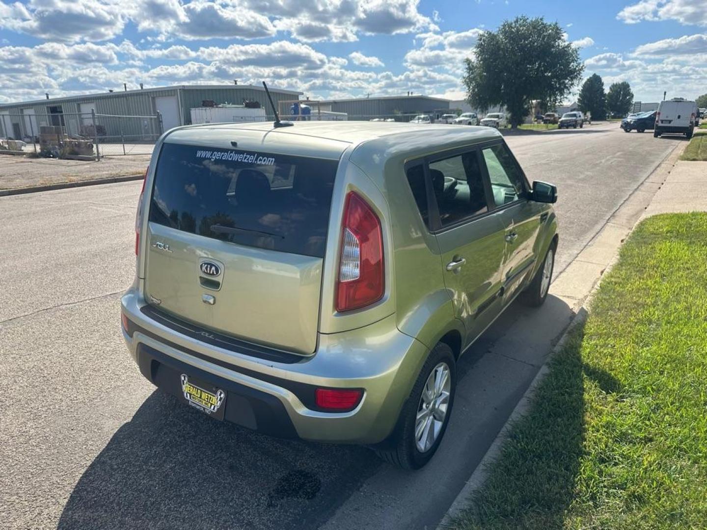 2013 KIA SOUL + (KNDJT2A66D7) with an 2.0L engine, Automatic transmission, located at 1030 S. 22nd St., Bismarck, ND, 58504, (701) 258-0022, 46.793560, -100.758118 - NICE MILEAGE. 107 k SUNROOF . AIR CONDITIONING - Photo#3
