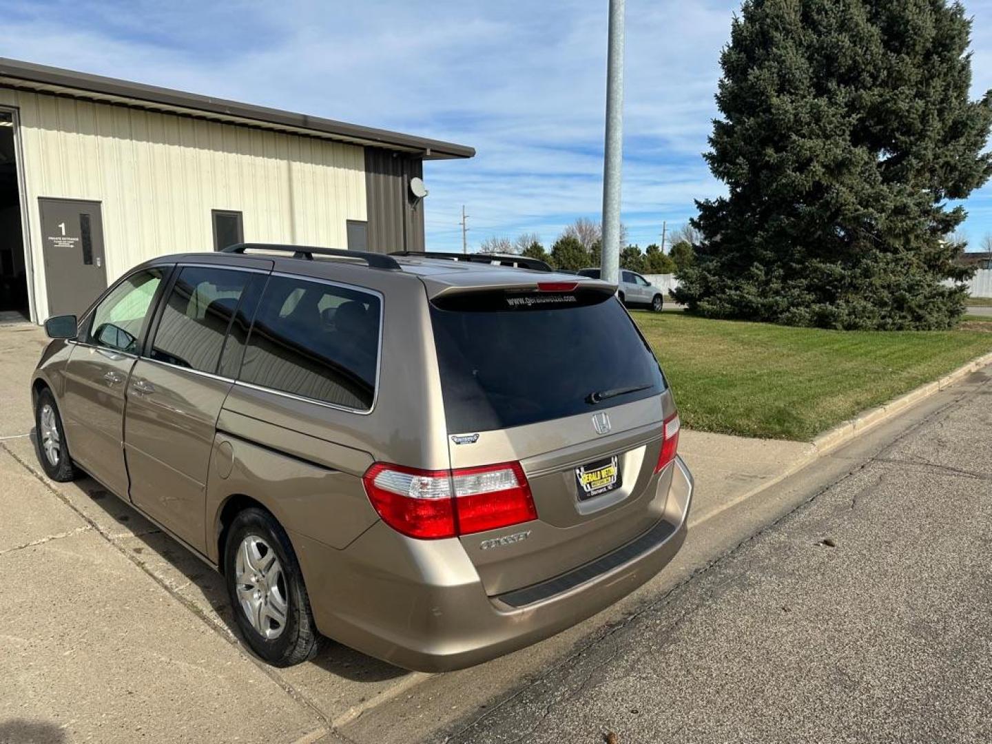 2006 GOLD HONDA ODYSSEY EXL (5FNRL38626B) with an 3.5L engine, Automatic transmission, located at 1030 S. 22nd St., Bismarck, ND, 58504, (701) 258-0022, 46.793560, -100.758118 - Photo#2
