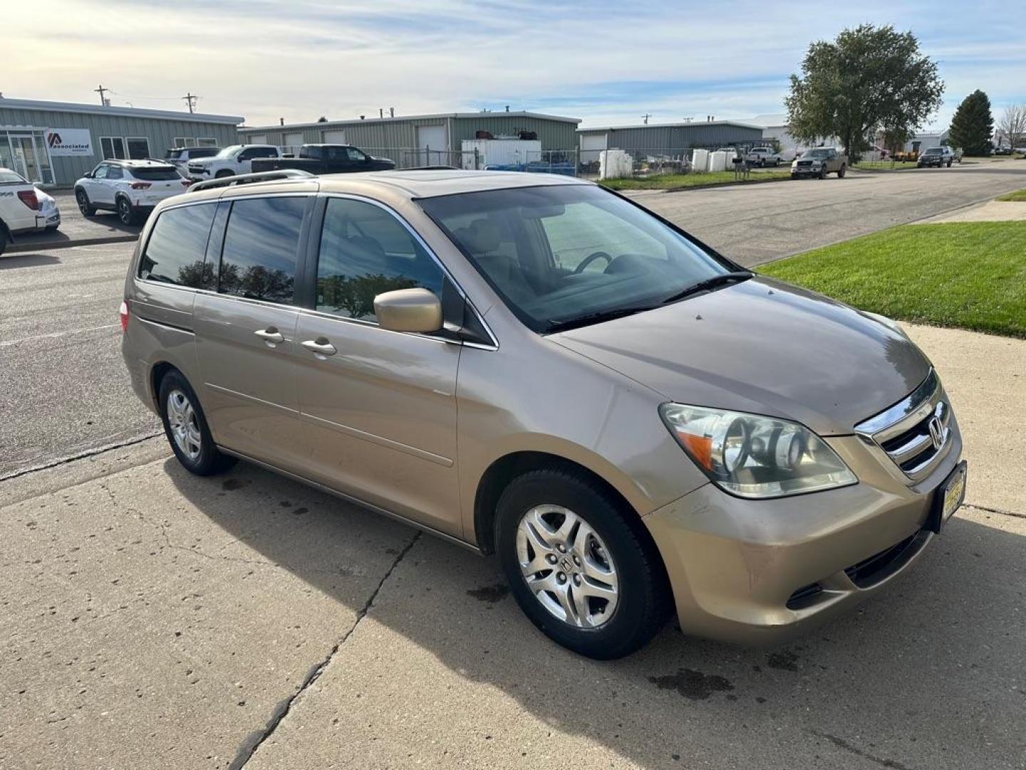 2006 GOLD HONDA ODYSSEY EXL (5FNRL38626B) with an 3.5L engine, Automatic transmission, located at 1030 S. 22nd St., Bismarck, ND, 58504, (701) 258-0022, 46.793560, -100.758118 - Photo#3