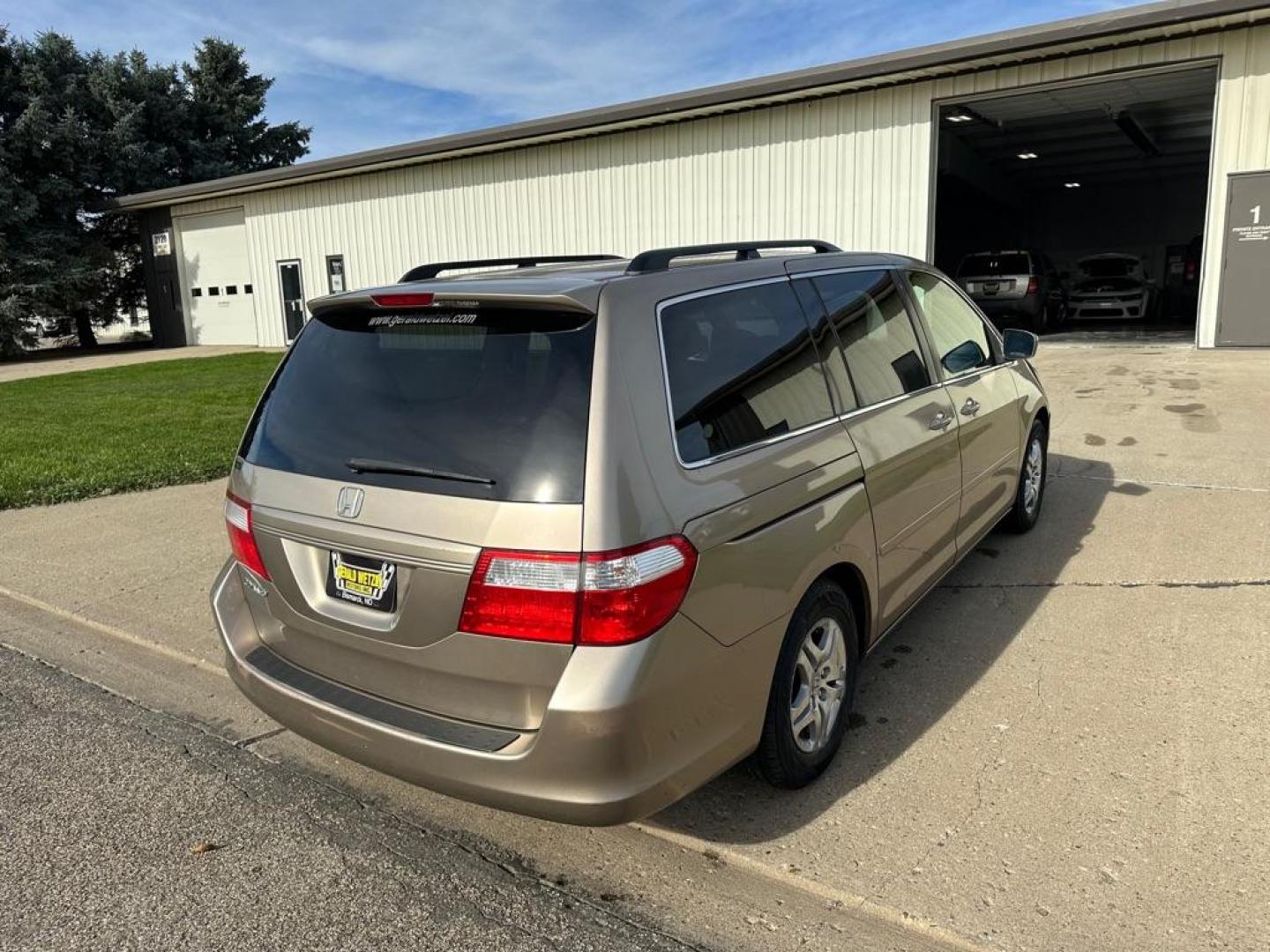 2006 GOLD HONDA ODYSSEY EXL (5FNRL38626B) with an 3.5L engine, Automatic transmission, located at 1030 S. 22nd St., Bismarck, ND, 58504, (701) 258-0022, 46.793560, -100.758118 - Photo#4