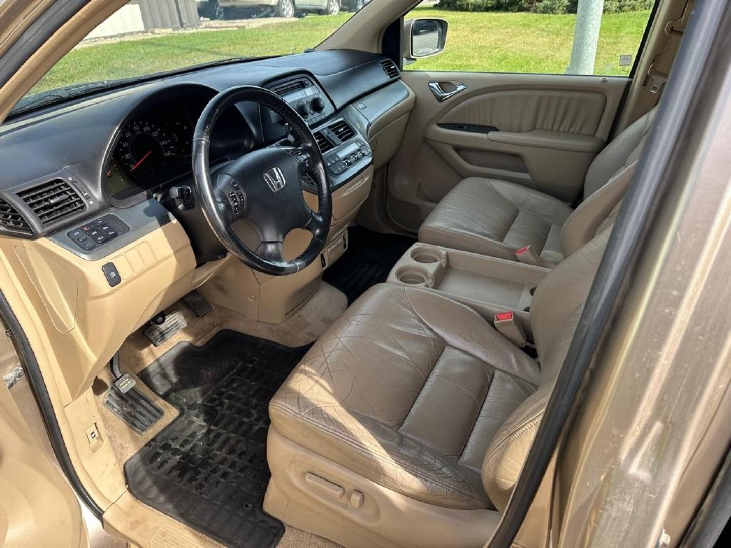 2006 GOLD HONDA ODYSSEY EXL (5FNRL38626B) with an 3.5L engine, Automatic transmission, located at 1030 S. 22nd St., Bismarck, ND, 58504, (701) 258-0022, 46.793560, -100.758118 - Photo#6