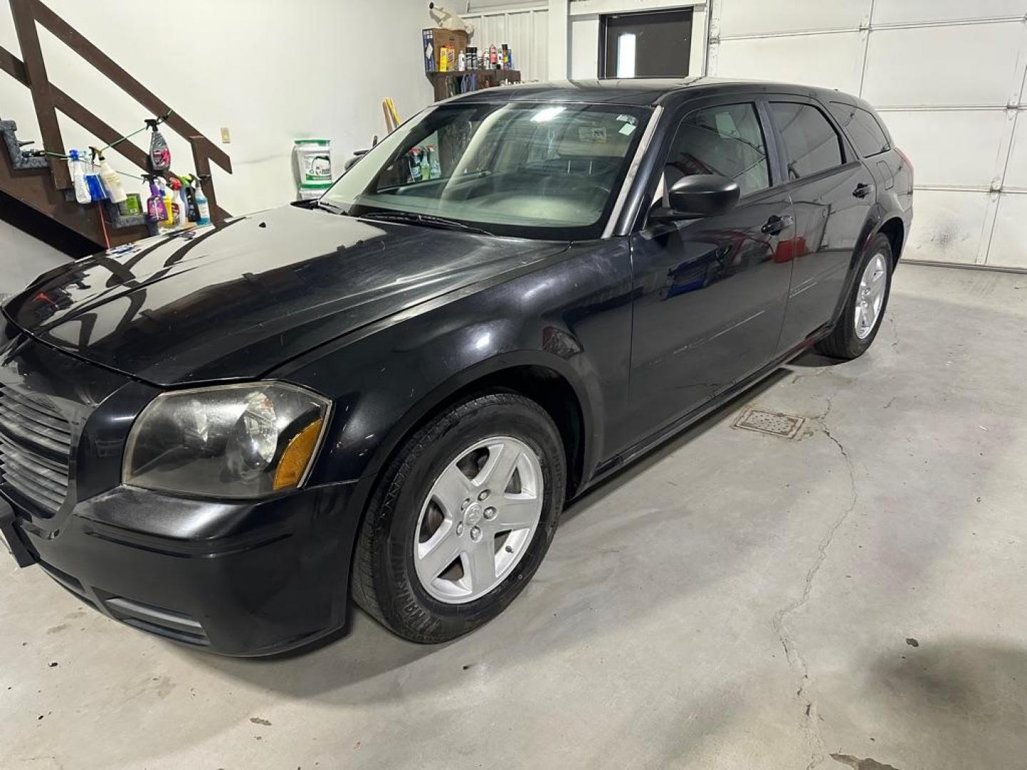 2005 DODGE MAGNUM SXT (2D4FV48V85H) with an 3.5L engine, Automatic transmission, located at 1030 S. 22nd St., Bismarck, ND, 58504, (701) 258-0022, 46.793560, -100.758118 - Photo#1